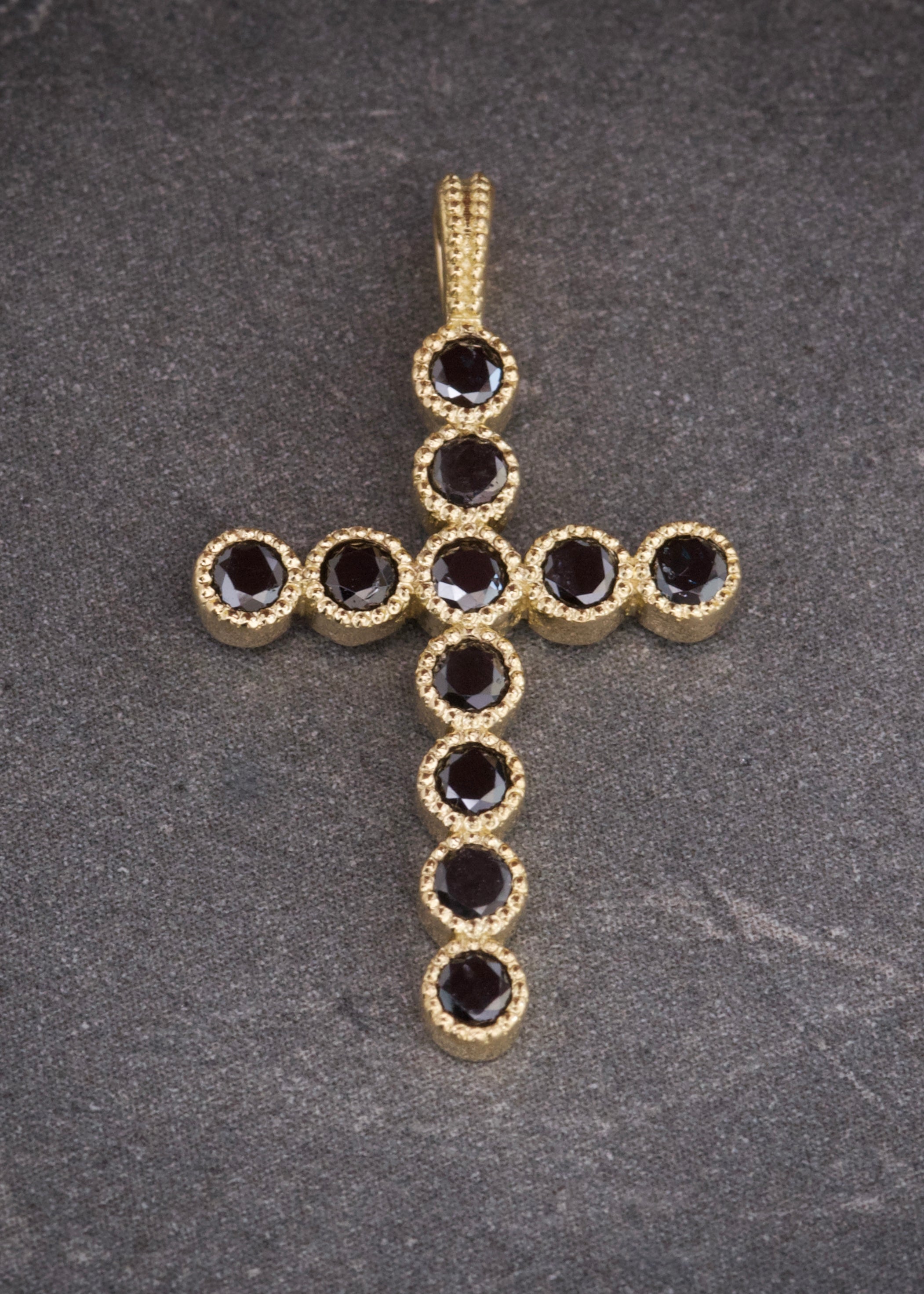 Dije cruz con 59pts de diamantes negro 1.7gr / Largo 2.6cm / Oro Amarillo (Joya) M