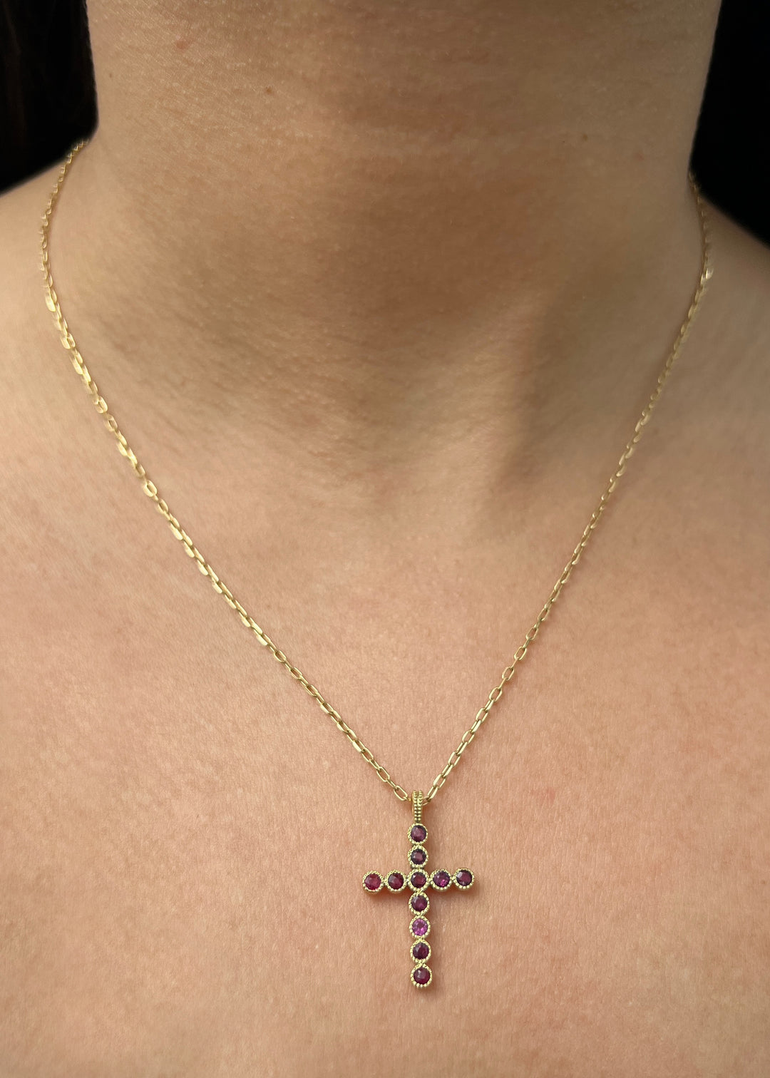 Dije cruz con 66pts de rubies 1.65gr / Largo 2.6cm — Oro Amarillo