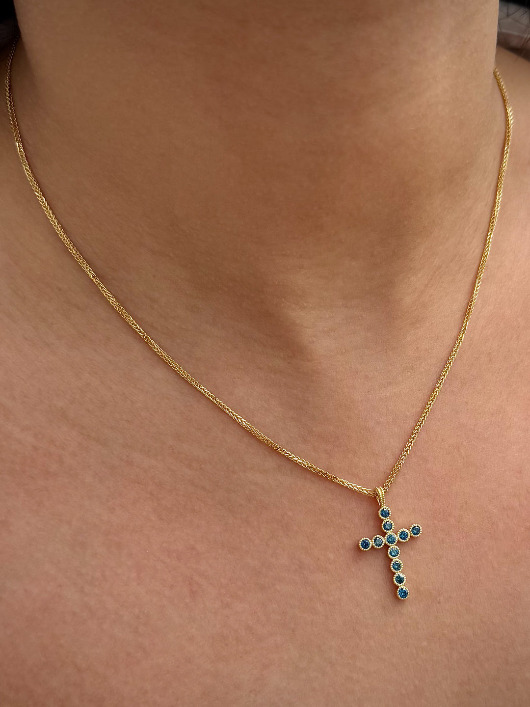 Dije con 46pts de Diamante Azul 1.25gr / 2.5cm / 15mm — Oro Amarillo