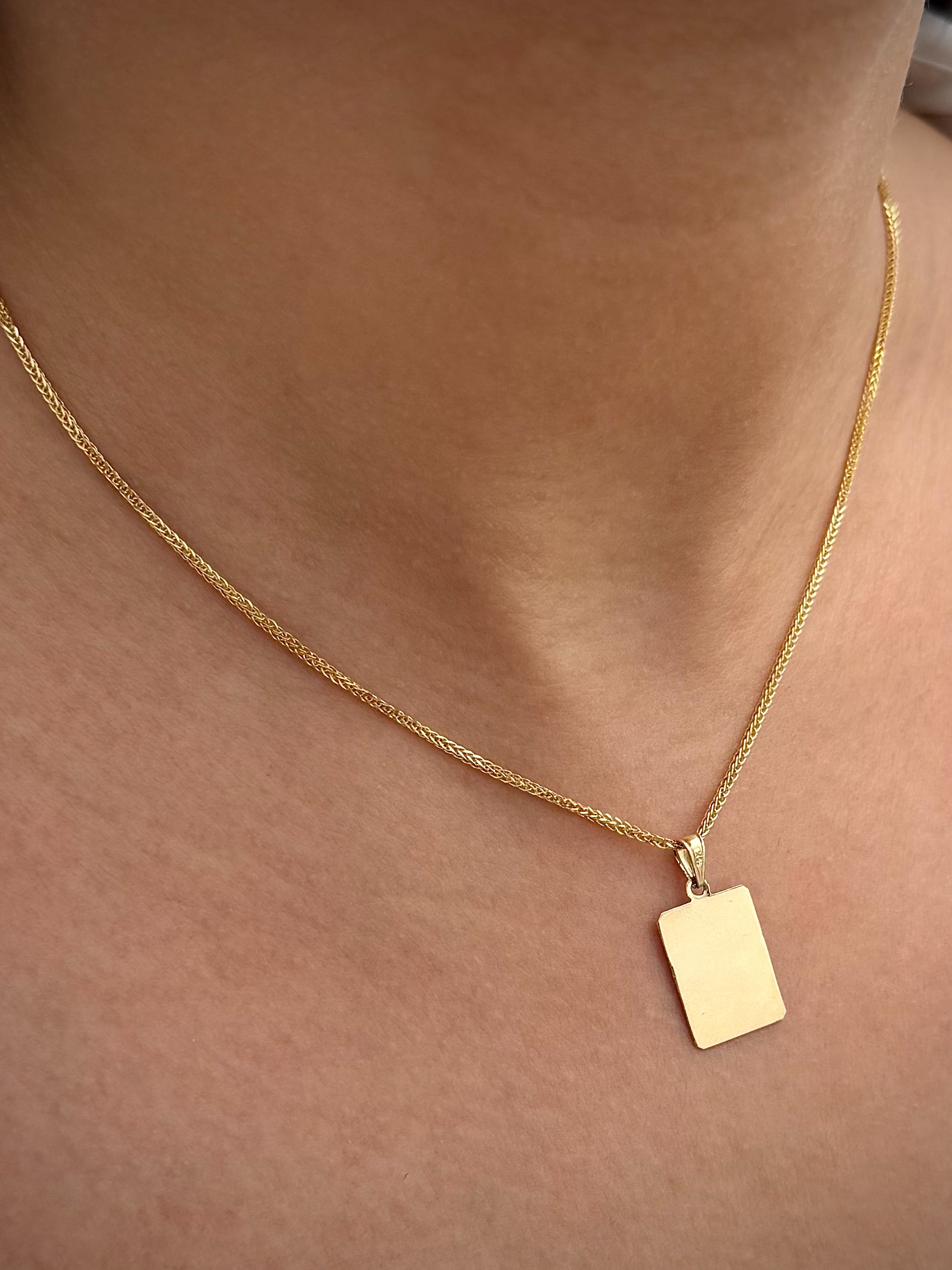 Dije Placa Lisa 0.7gr / 2.3cm / 12mm — Oro Amarillo