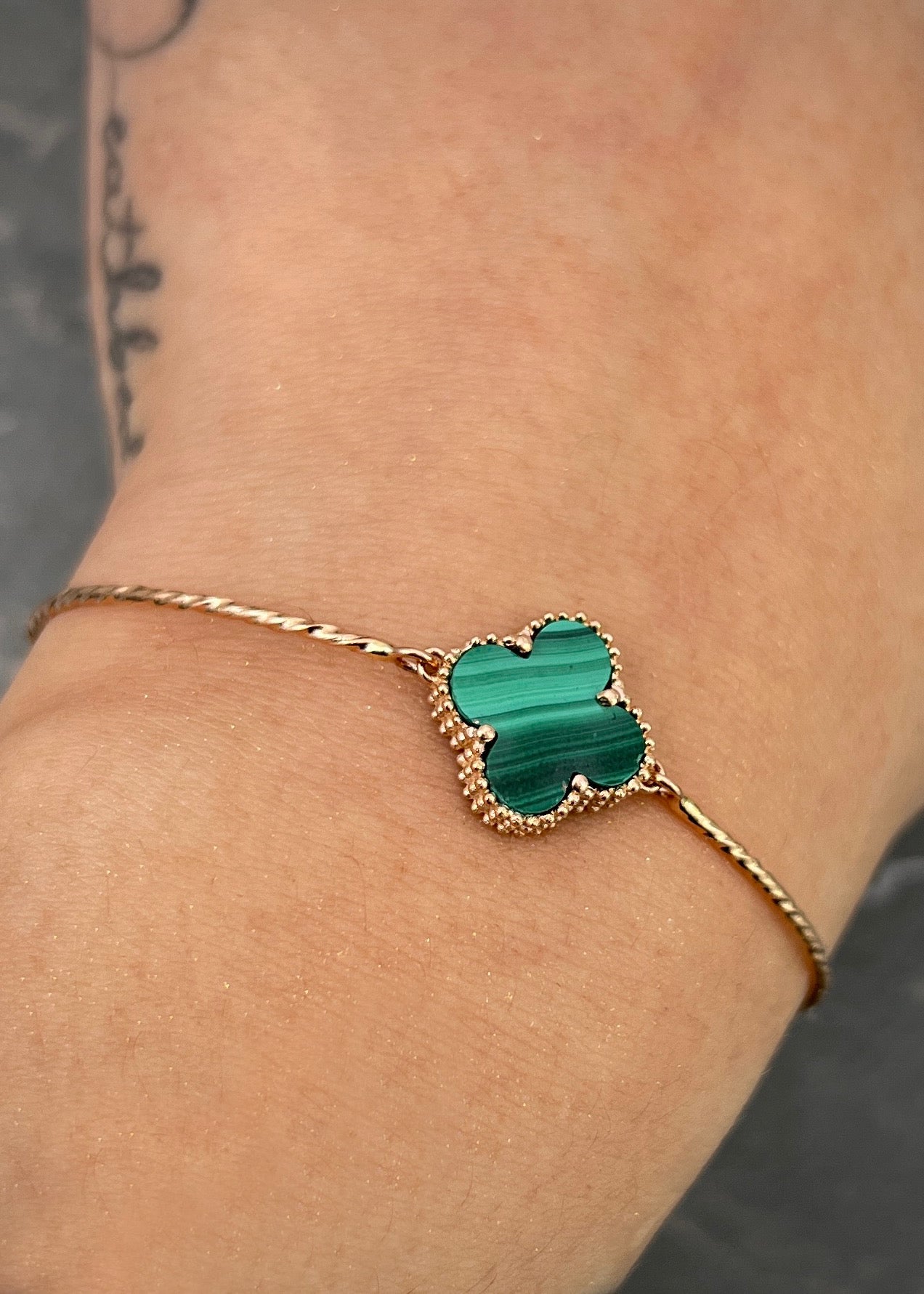 Pulso lucky clover piedra verde 3.55gr / Largo 16cm / Oro Rosado (Joya) M