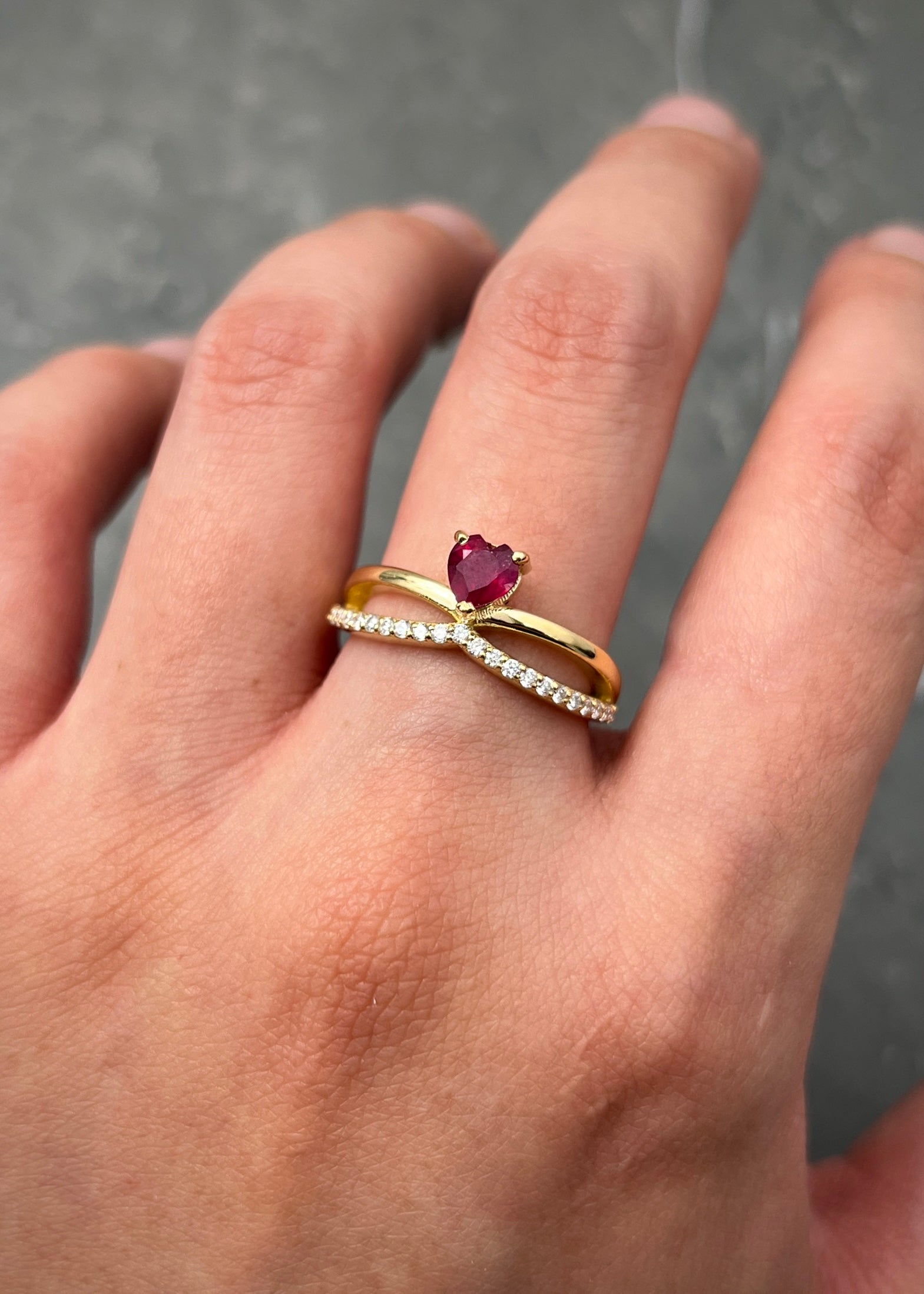 Solitario corazon con 61pts de rubie y 19pts de diamante blanco 5.3gr / Talla 7 1/4 / Oro Amarillo (Joya) M