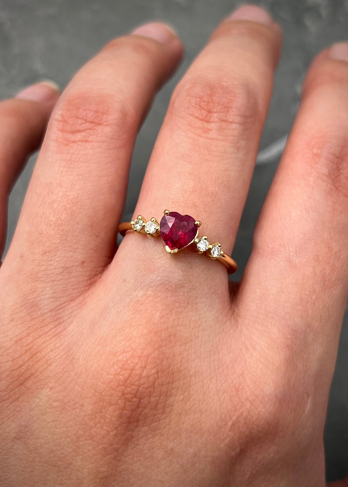 Solitario corazon con 119pts de rubie y 13pts de diamante blanco 2.7gr / Talla 7 / Oro Amarillo (Joya) M