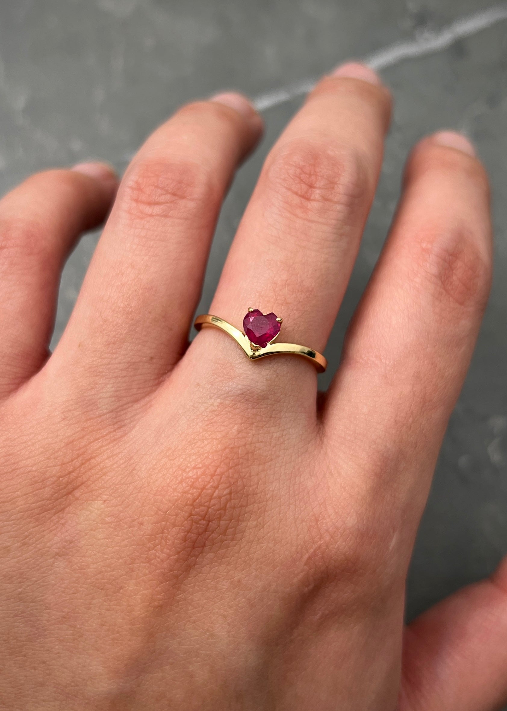 Solitario corazon con 61pts de rubie 2.2gr / Talla: 6 1/4 / Oro Amarillo (Joya) P