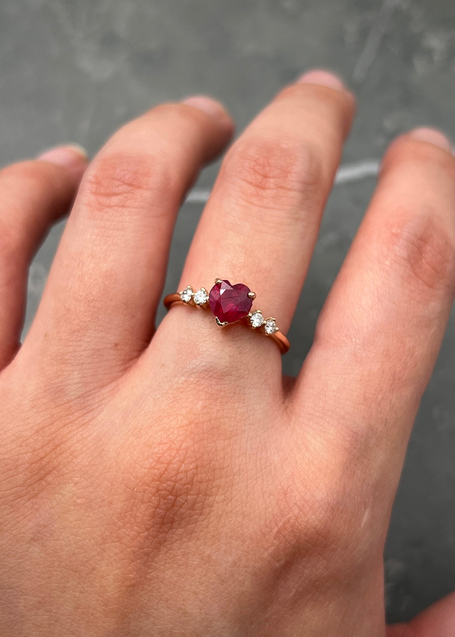 Solitario corazon con 109pts de rubie y 13pts de diamante blanco 2.3gr / Talla 6 1/4 / Oro Rosado (Joya) M