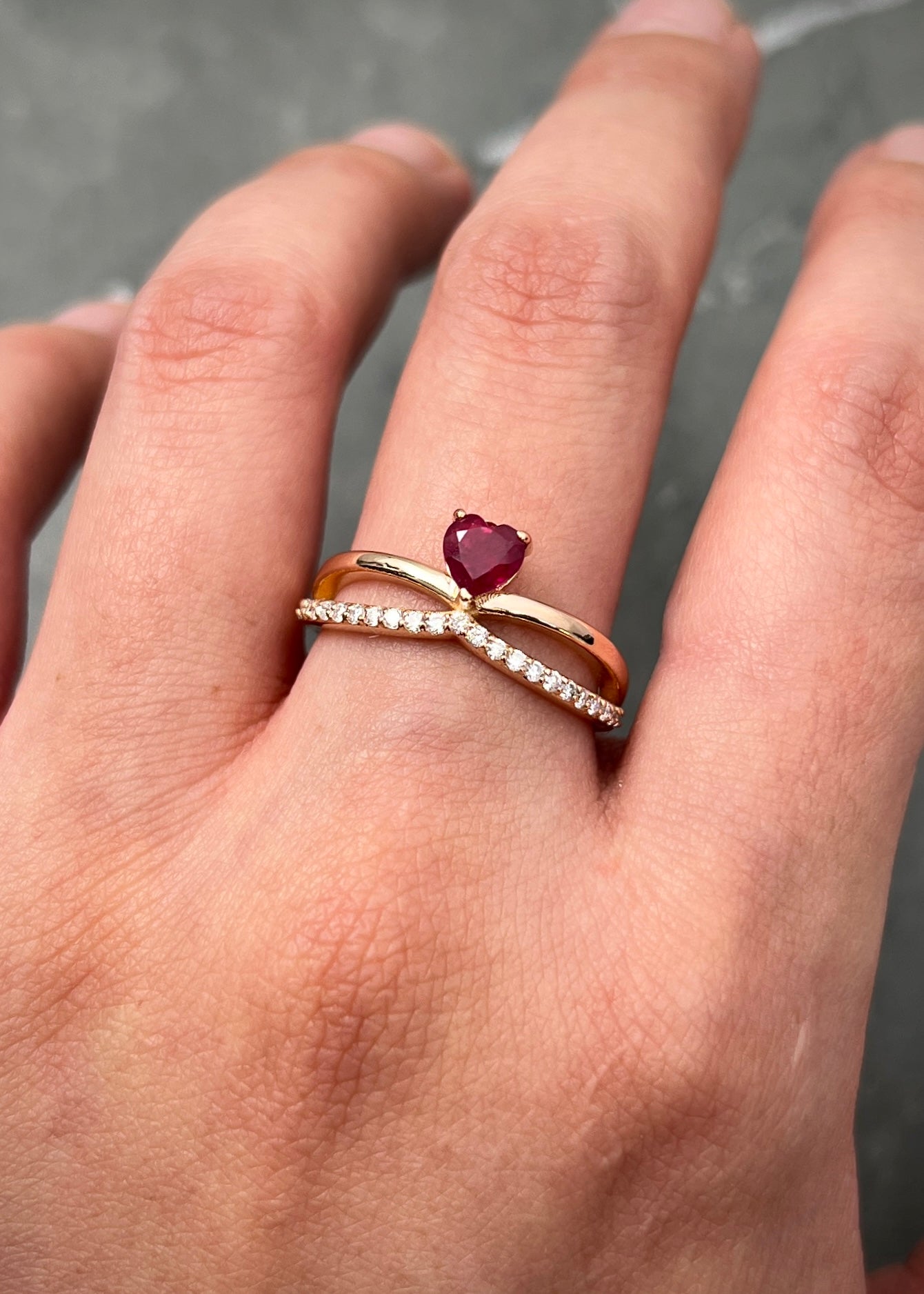 Solitario corazon con 76pts de rubie y 19pts de diamante blanco 4.4gr / Talla: 8 / Oro Rosado (Joya) P