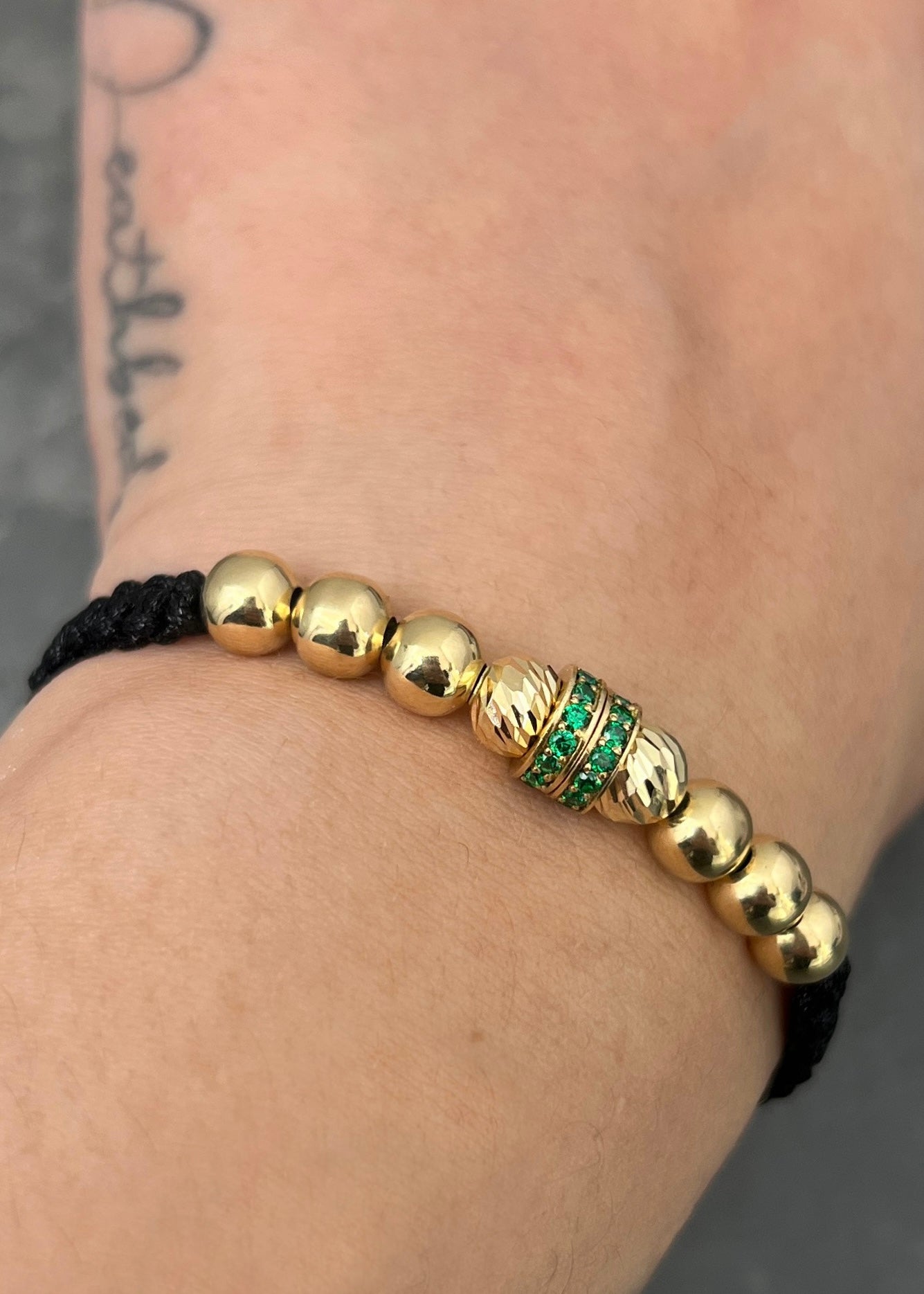 Pulsera en hilo negro con bolas y herrajes 2.9gr / Oro Amarillo (Joya) M