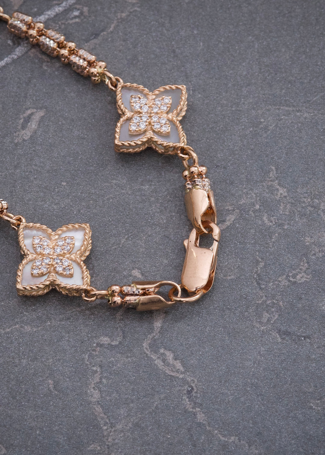 Pulso Lucky Clover Piedra Blanca con Swarovski 9.8gr / 19cm / 13mm — Oro Rosado