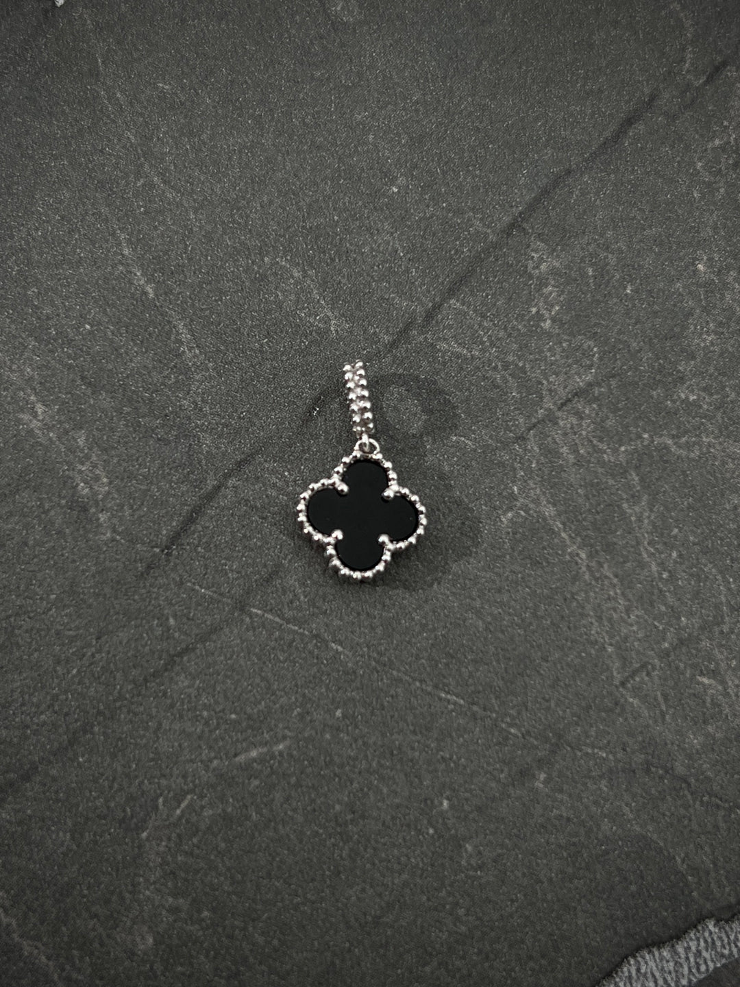 Dije lucky clover negra 0.9gr / Largo 1.5cm — Oro Blanco