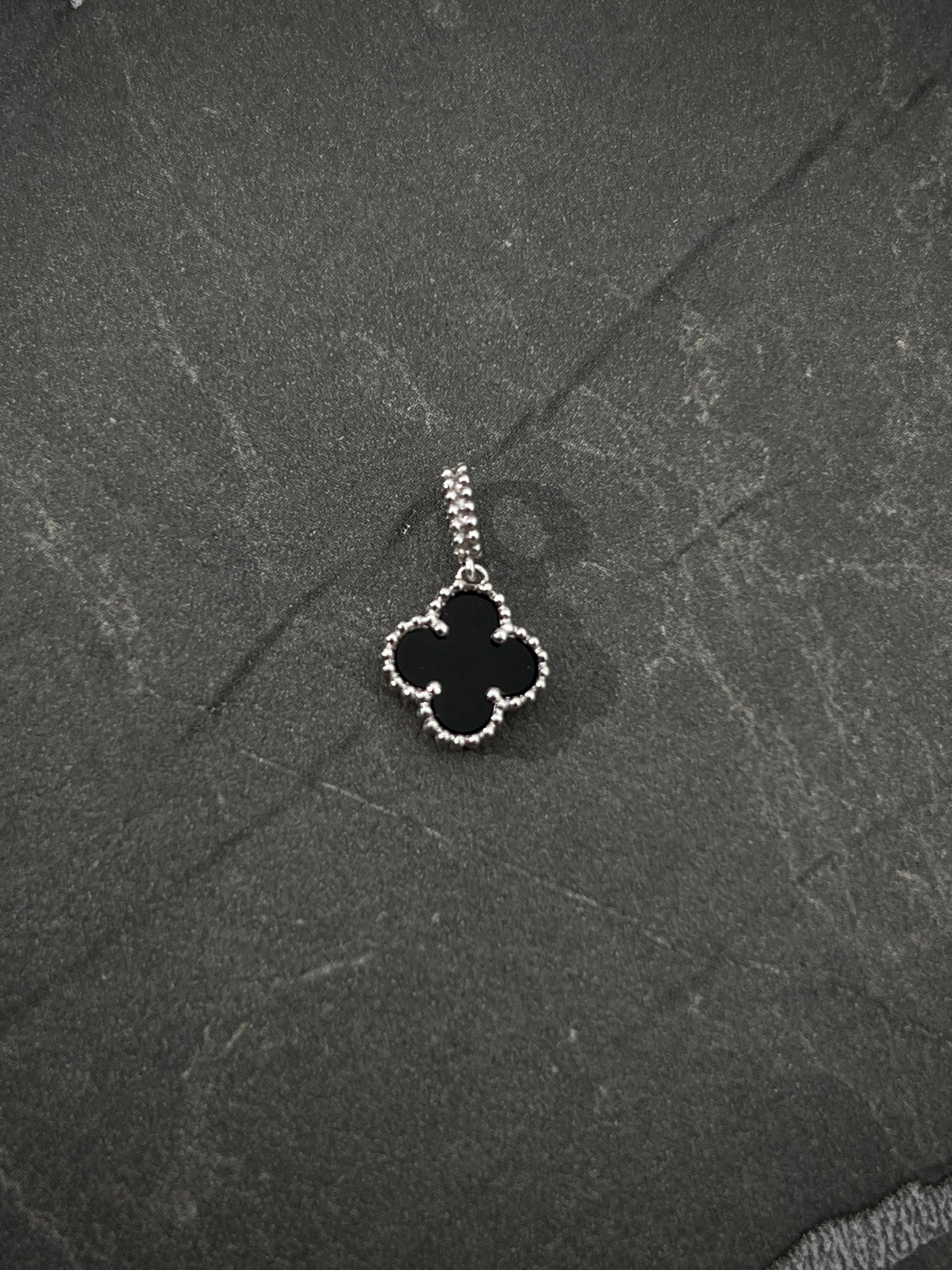 Dije lucky clover negra 0.9gr / Largo 1.5cm / Oro Blanco Nac M