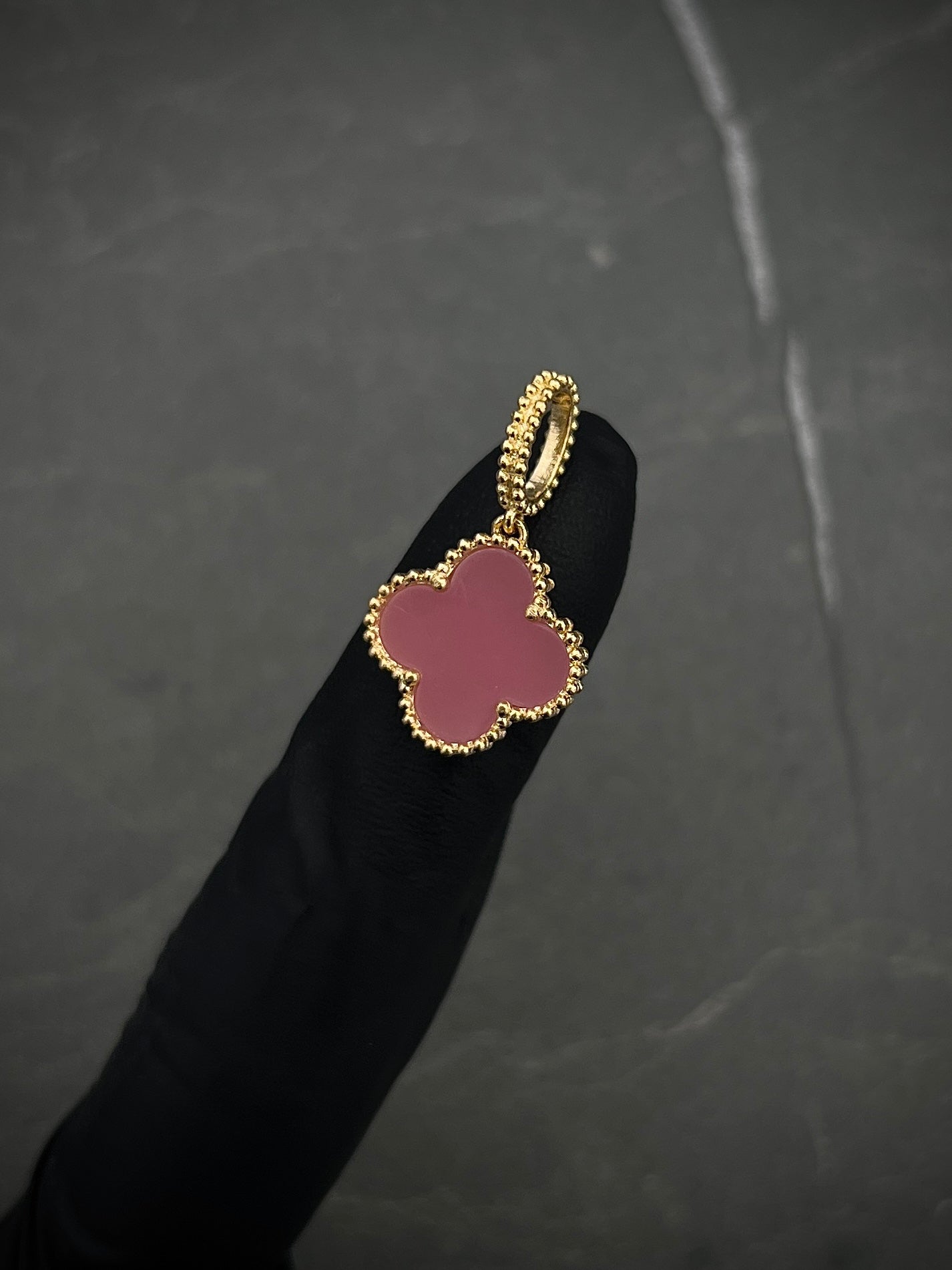 Dije Lucky Clover Piedra Rosada 1.8gr / Largo 2.3cm / Oro Amarillo Nac P