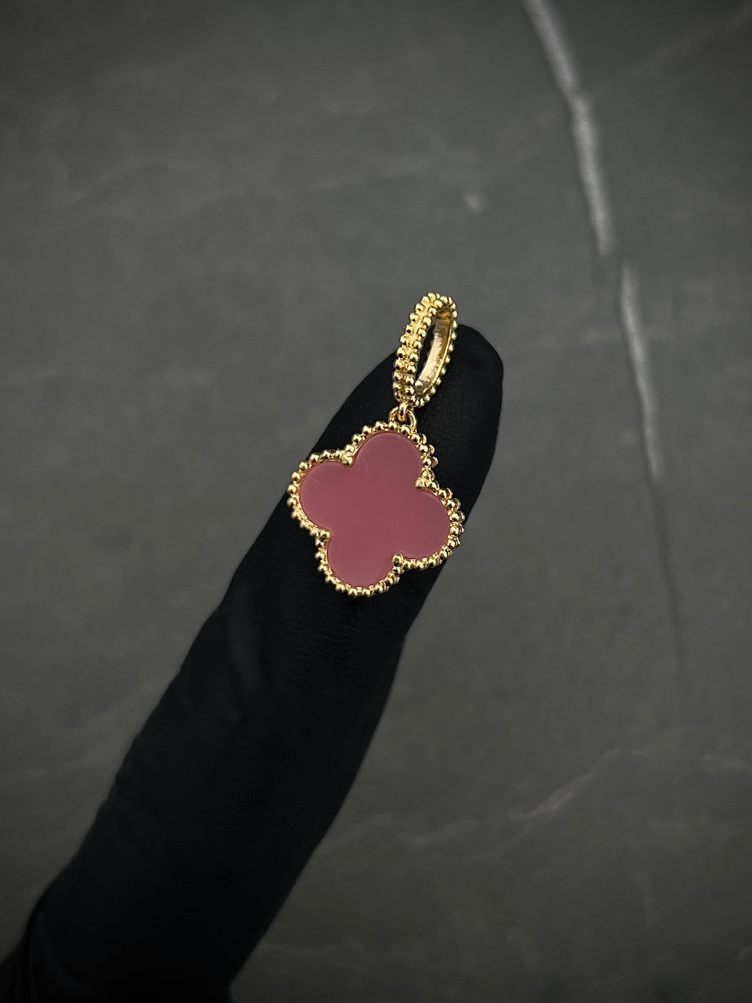 Dije Lucky Clover Piedra Rosada 1.8gr / Largo 2.3cm — Oro Amarillo