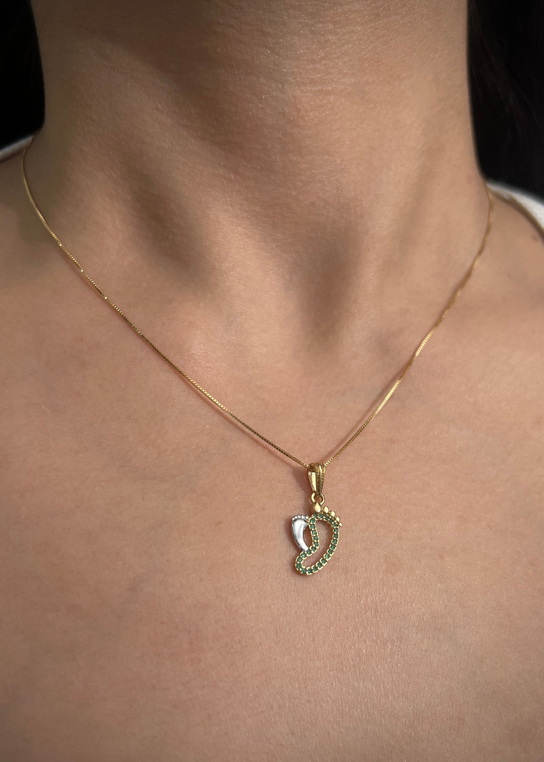 Dije pies con swarovski verde 1.05gr / Largo 2.2cm — Oro Amarillo