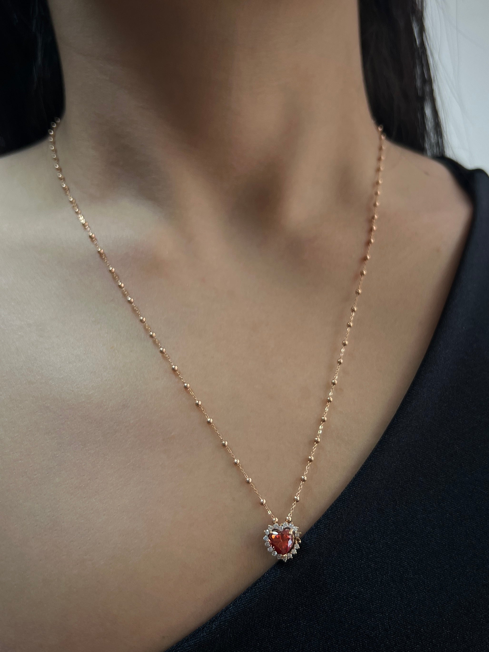 Dije de corazon con MOS roja 120pts (1.2QTS) MOS blanca 25pts (0.25QTS) 1.35gr / 1cm / Oro Rosado Nac (Joya) B