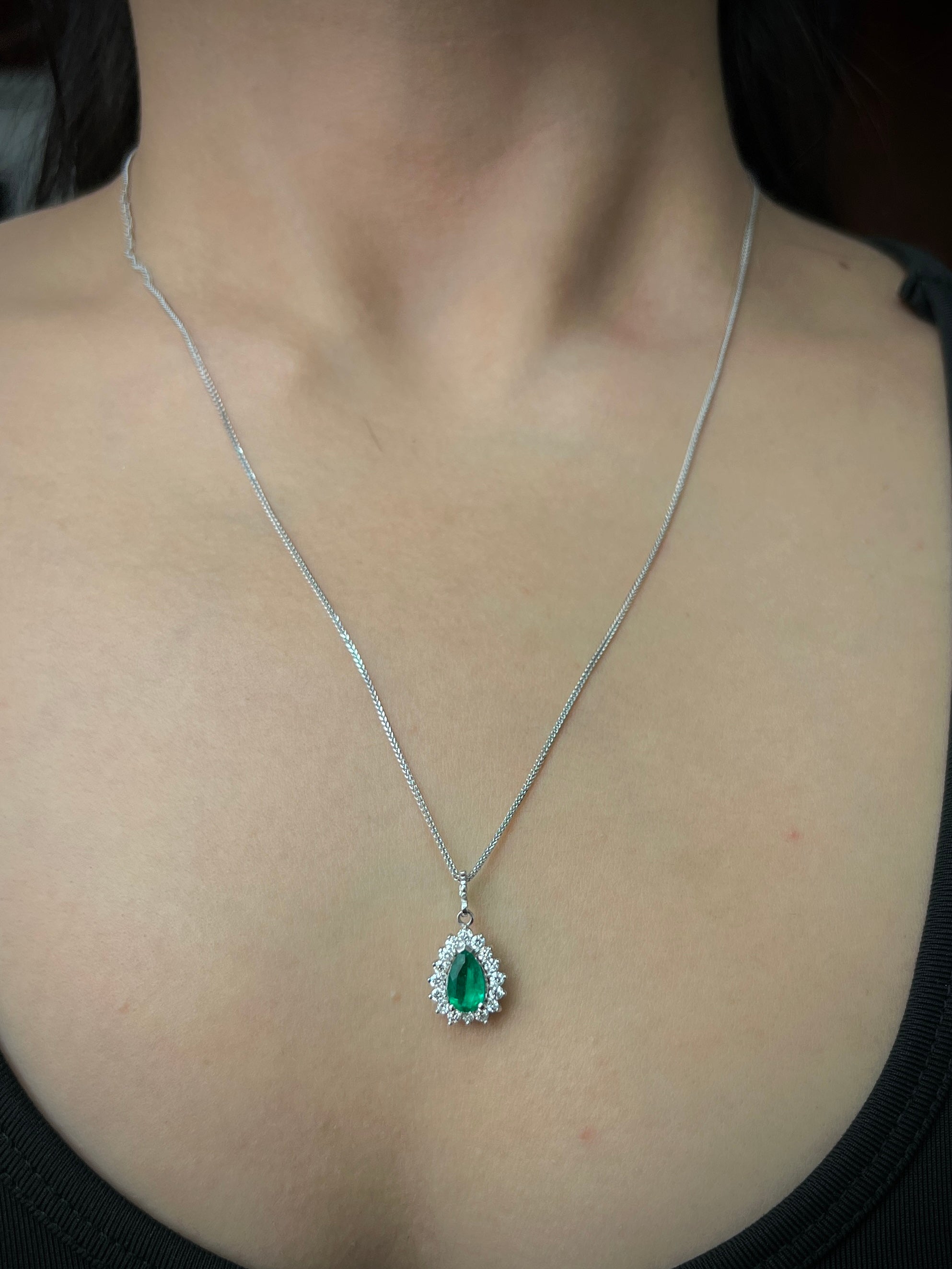 Dije De GOta Con 69Pts De Esmeraldas Y 46Pts Diamante Blanco 1.9gr / Largo 2.1cm / Oro Blanco (Joya) M