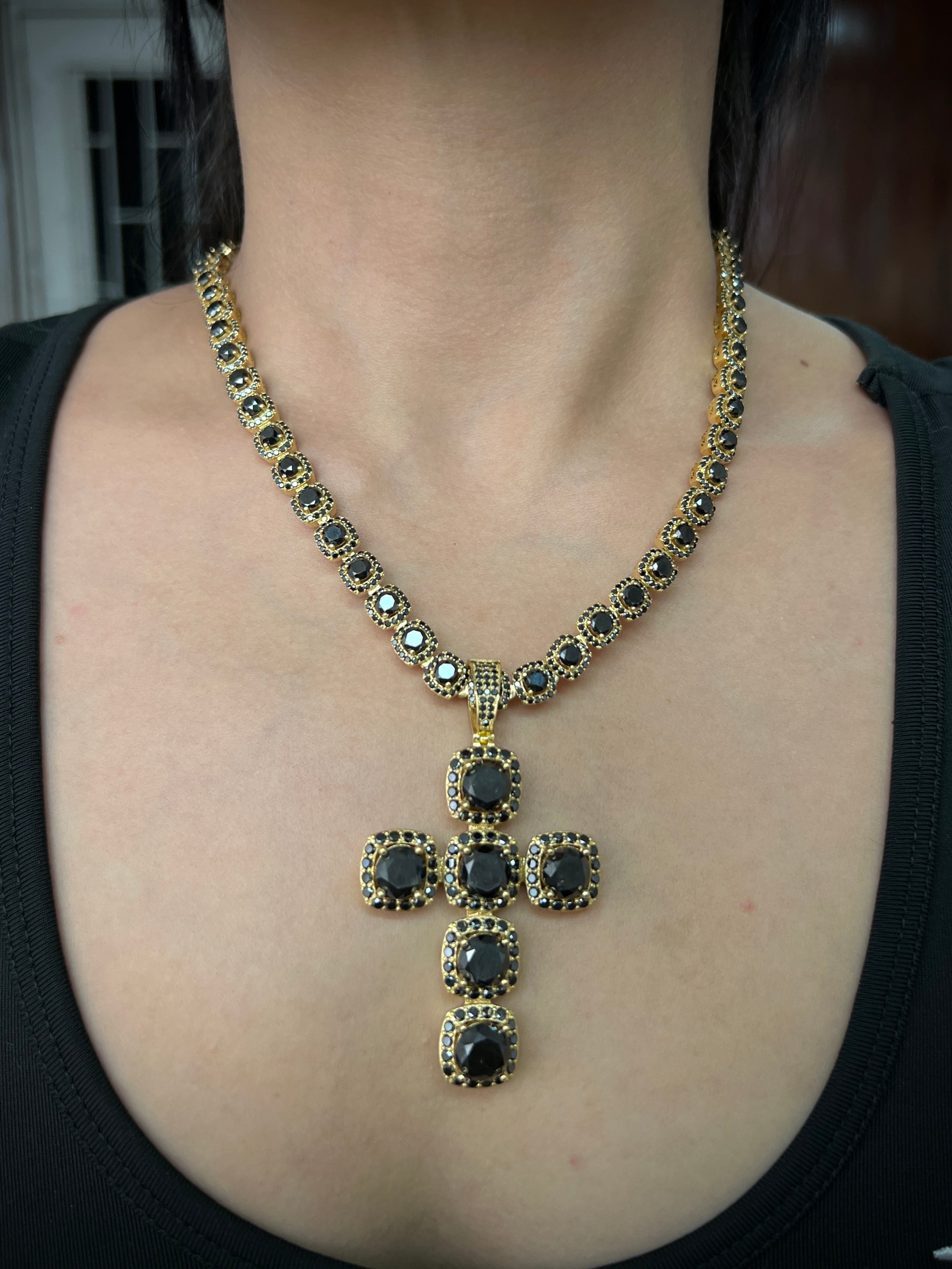 Dije Cruz Con 1.933Pts Centrales Y 415Pts Laterales Diamante NEgro 38.15gr / Largo 7.0cm / Oro Amarillo (Joya) M