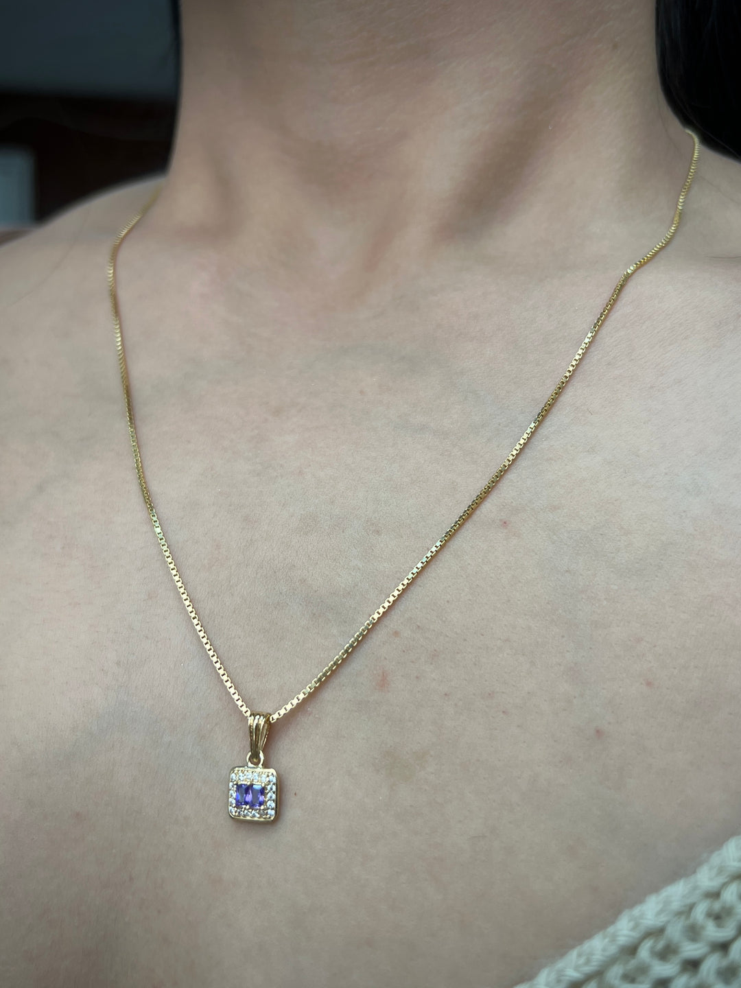 Dije Cuadrado Con Swarovski Morado y blanco 1gr / Largo 1.6cm — Oro Amarillo