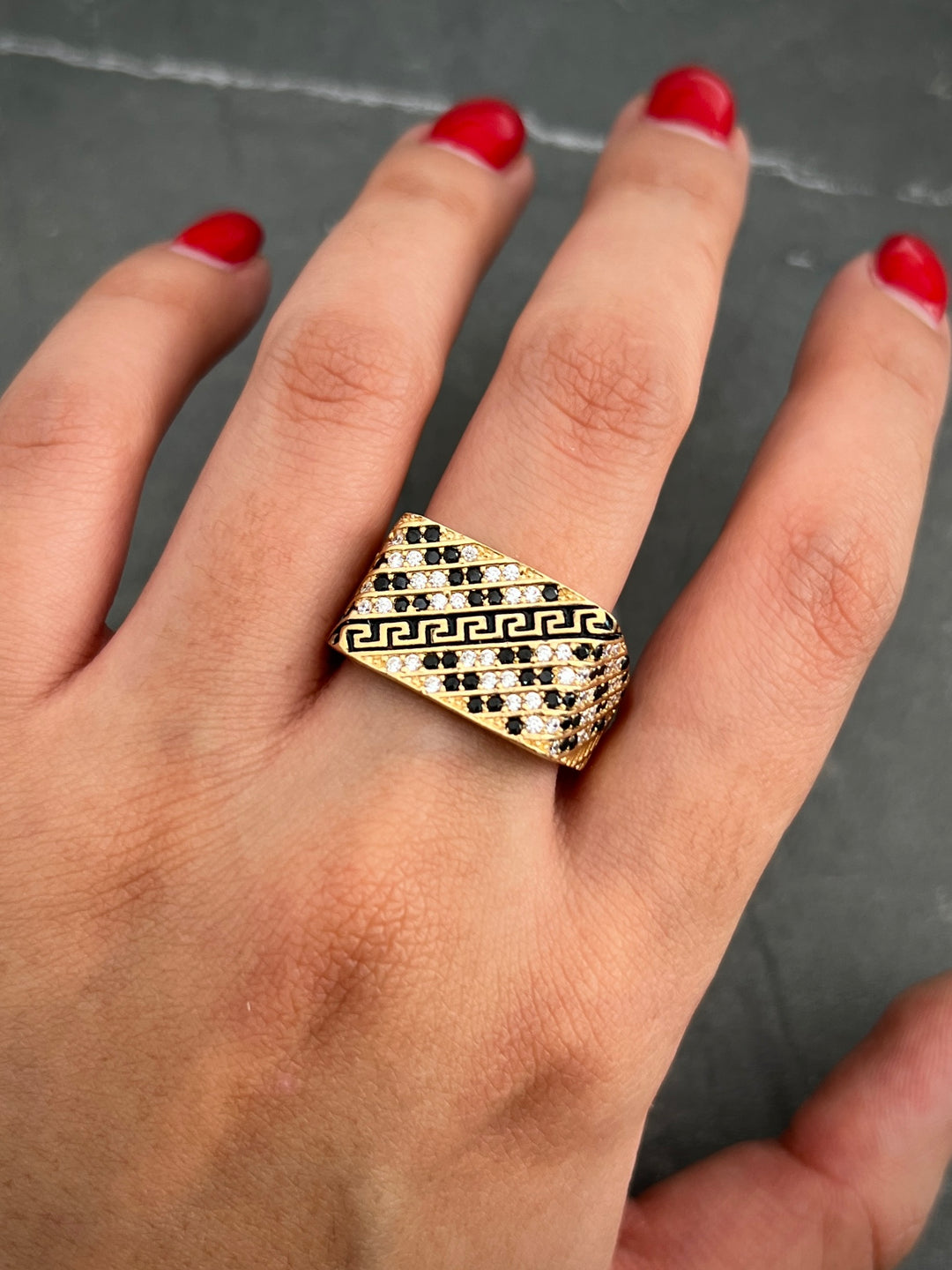 Anillo medusa con swarovskis 7.65gr / Talla 10 1/2 — Oro Amarillo
