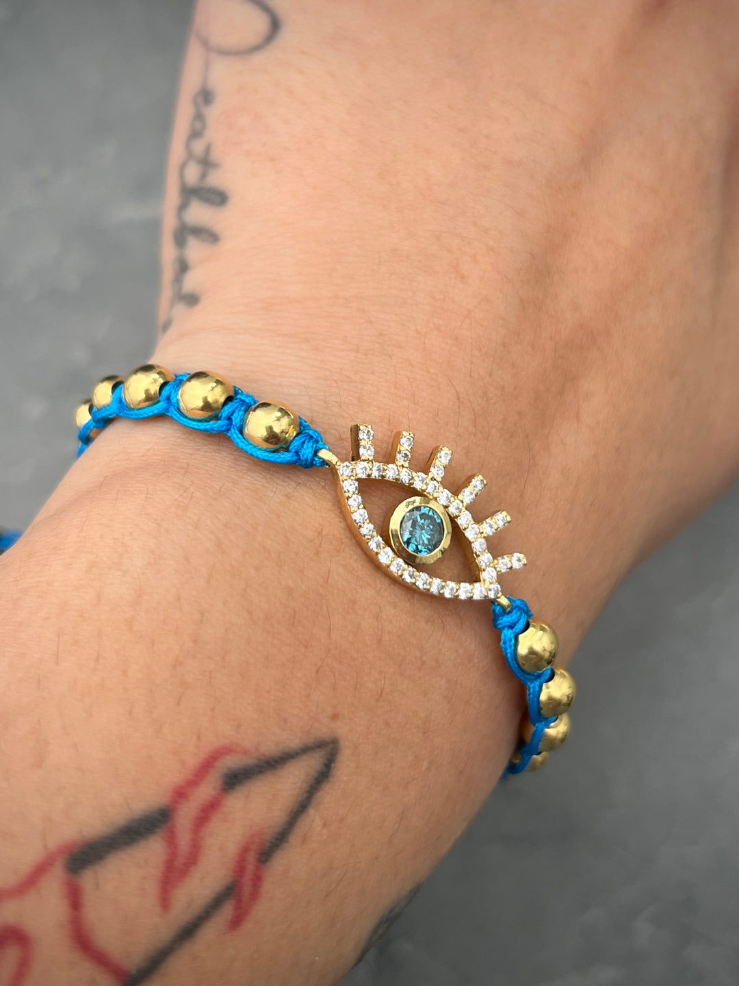 Pulsera en hilo azul con 38pts de diamante azul y 44pts de diamante blanco 4.35gr — Oro Amarillo