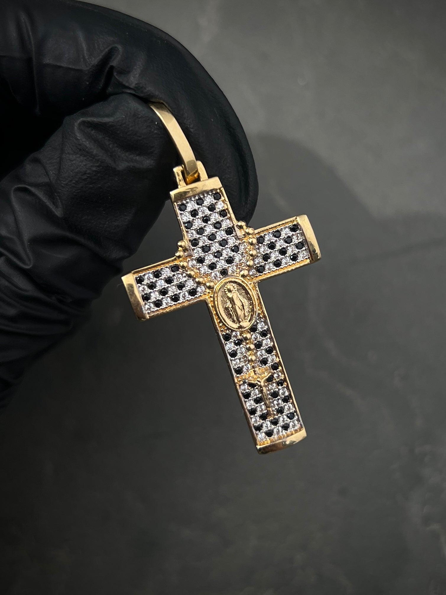 Dije cruz con virgen de la milagrosa swarovski blanco y negro 6.55gr / Largo 4.9cm / Oro Amarillo Nac B