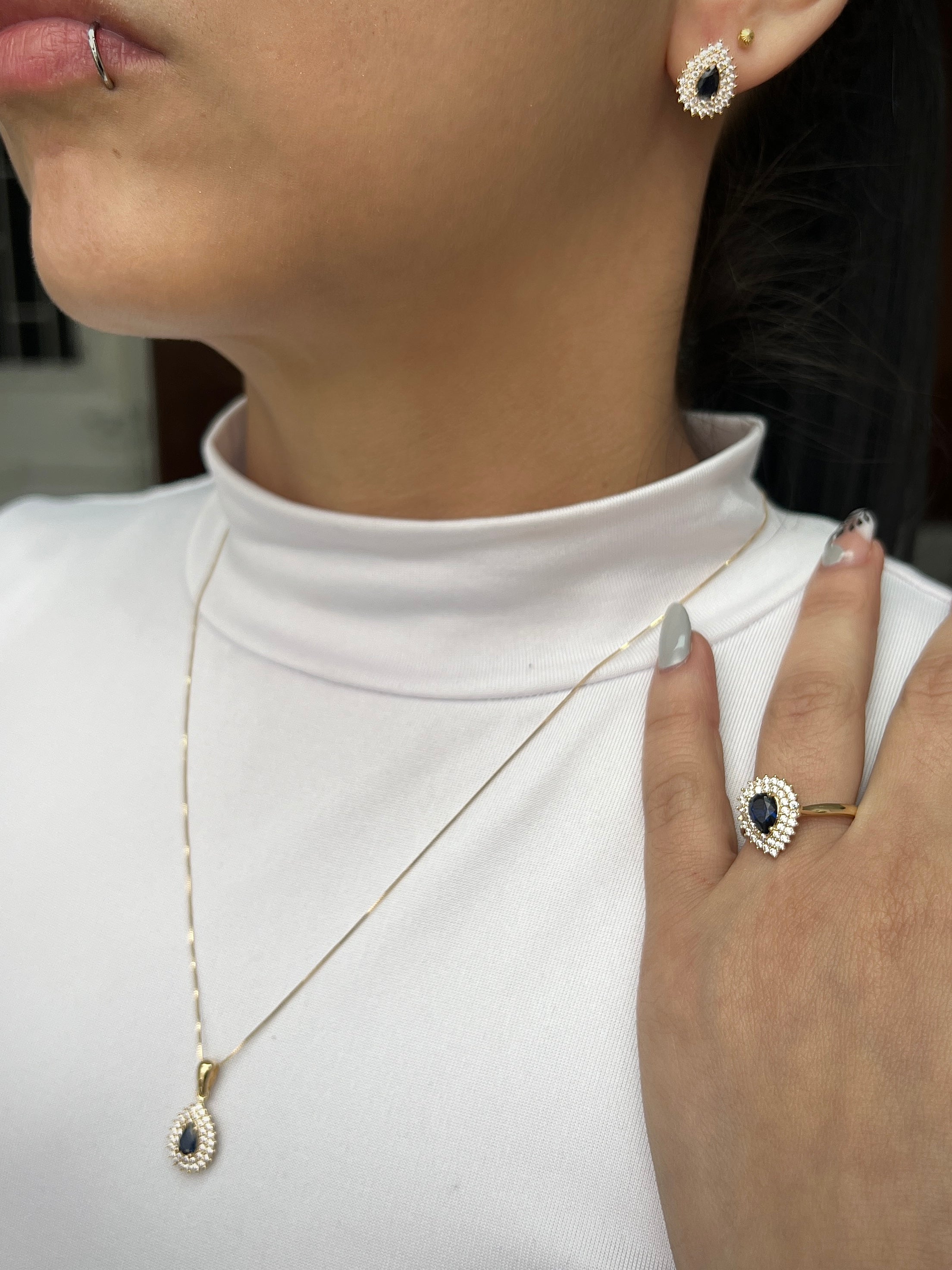 Dije lagrima con swarovski azul oscuro y blanco 1.8gr / Largo 2cm / Oro Amarillo Nac P