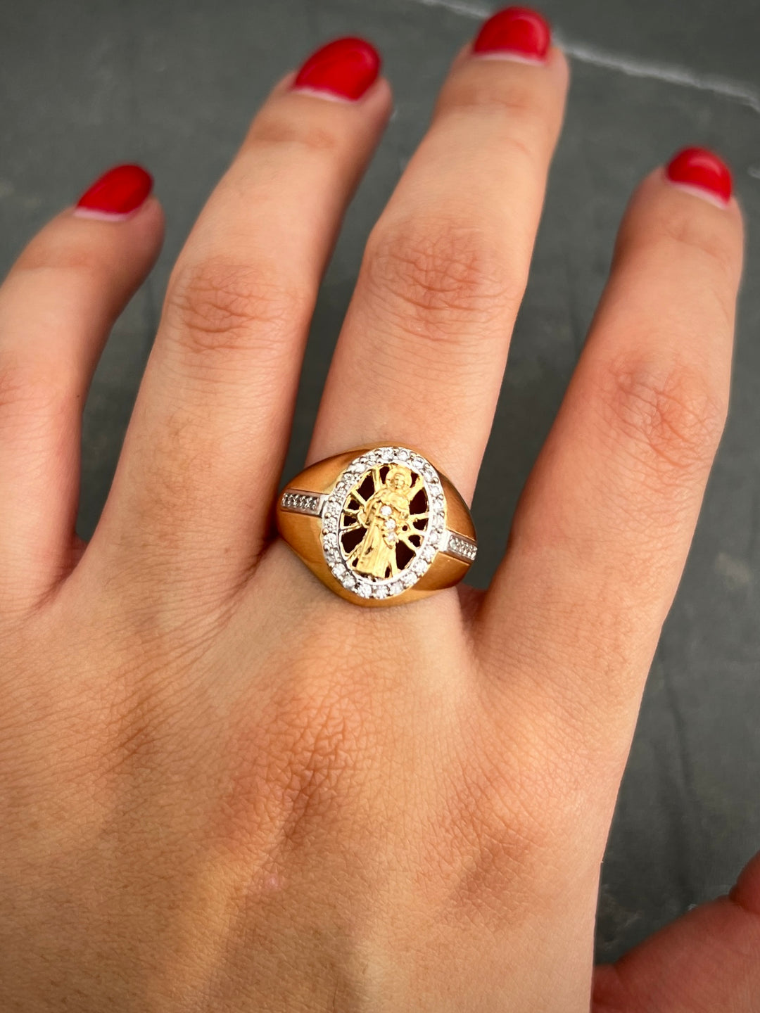 Anillo san benito con swarovskii blanco 5.55gr / Talla 7 — Oro Amarillo