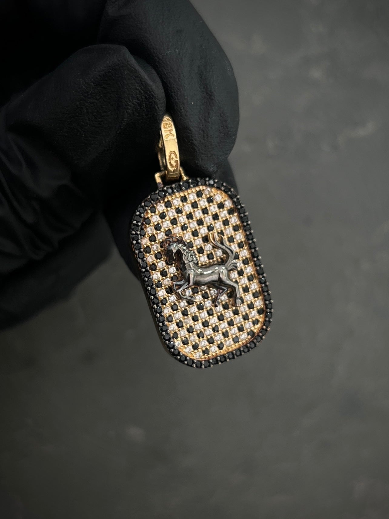 Dije caballo con swarovski negro y blanco 5.5gr / Oro Amarillo Nac P