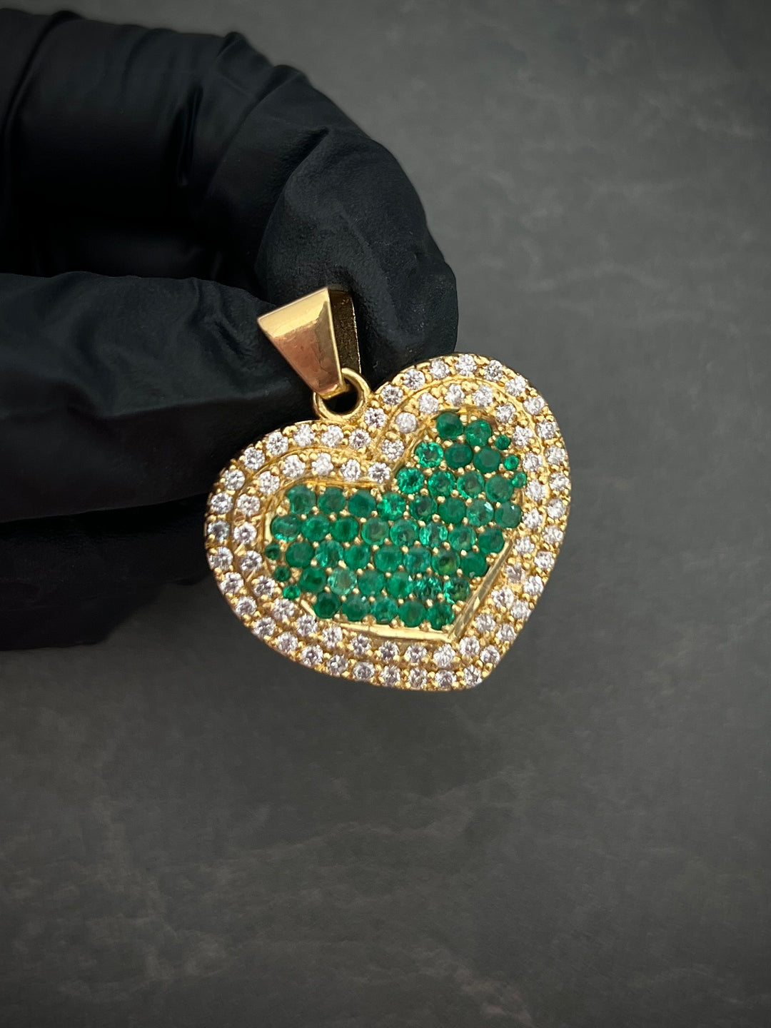 Dije de corazon con 150pts de esmeralda /130pts DB 19.35gr — Oro Amarillo