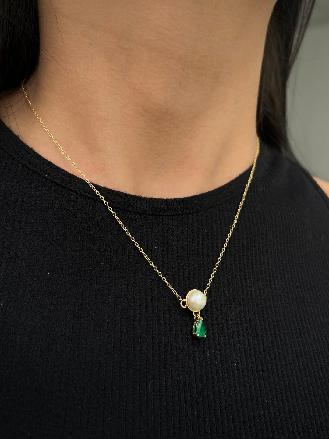 Cadena aro seguido con perla de 258pts y esmeralda de 41pts 2.85gr / Largo 40 cm — Oro Amarillo