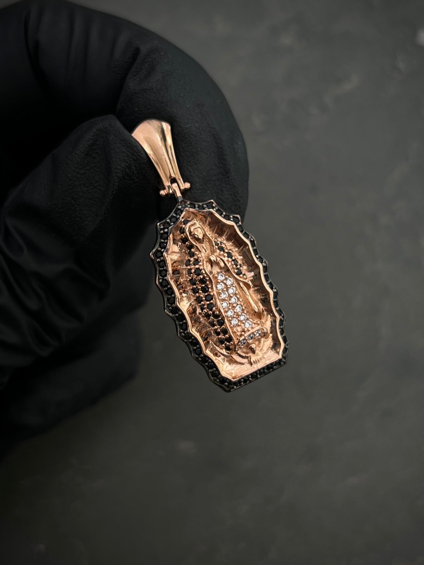Dije virgen de gudalupe con swarovski negro 5.5gr / Largo 3.5cm / Oro Rosado Nac P