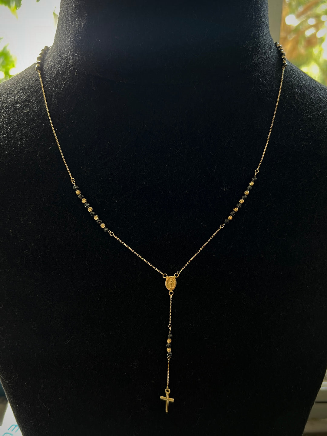 Rosario con swarovski negro 6.1gr / Largo 55cm — Oro Amarillo