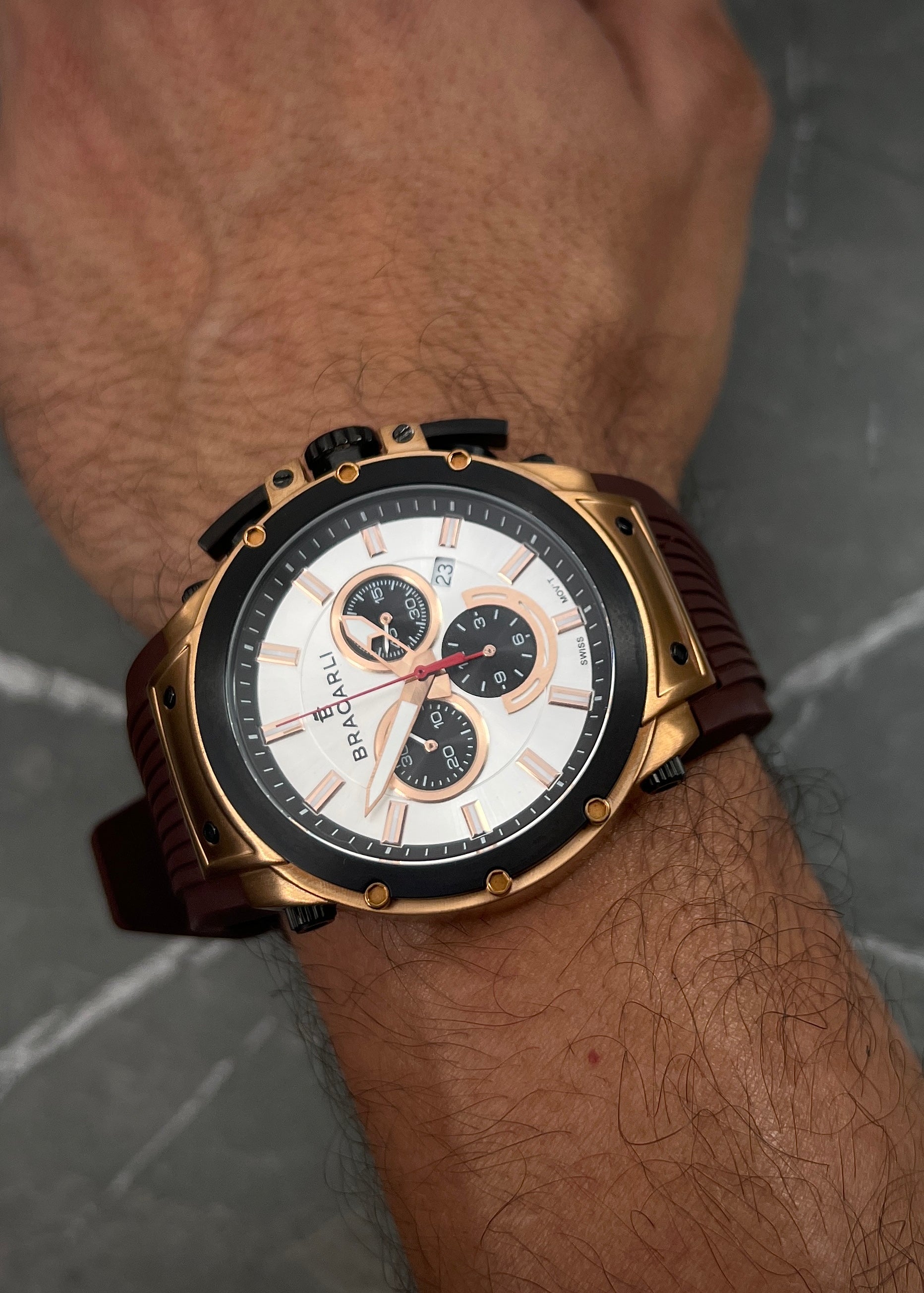 Reloj Bracarli Metal I. Caja rosa con negro, Fondo blanco Y Correa cafe (Joya) B