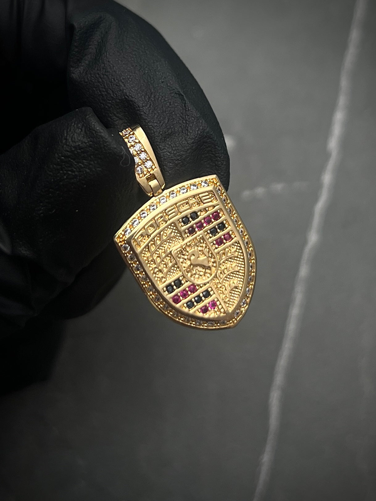 Dije pòrsche con swarovski negro y fucsia 3.8gr / Largo 2.8cm / Oro Amarillo Nac B