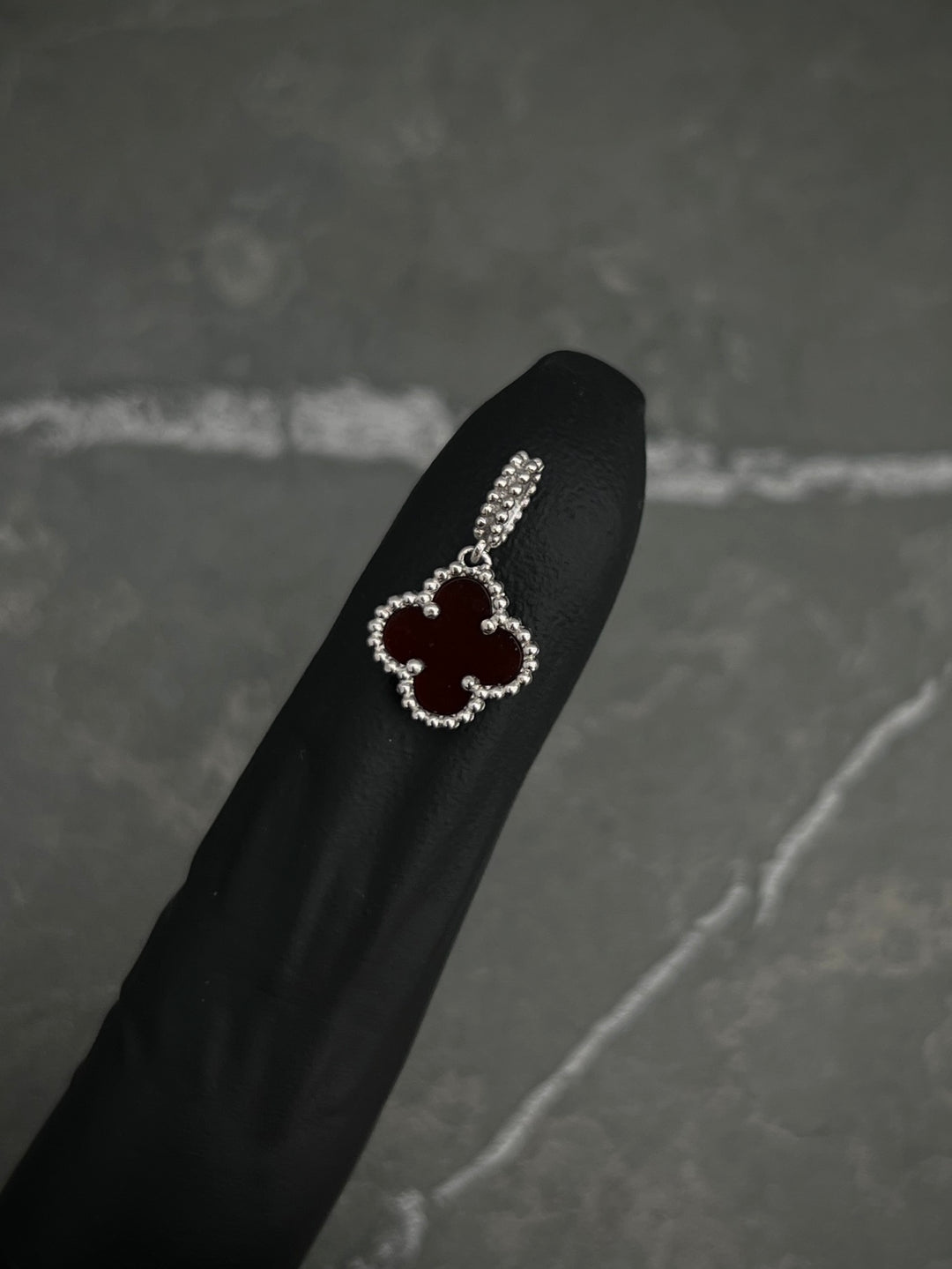 Dije lucky clover piedra roja 1.1gr / Largo 1.5cm — Oro Blanco
