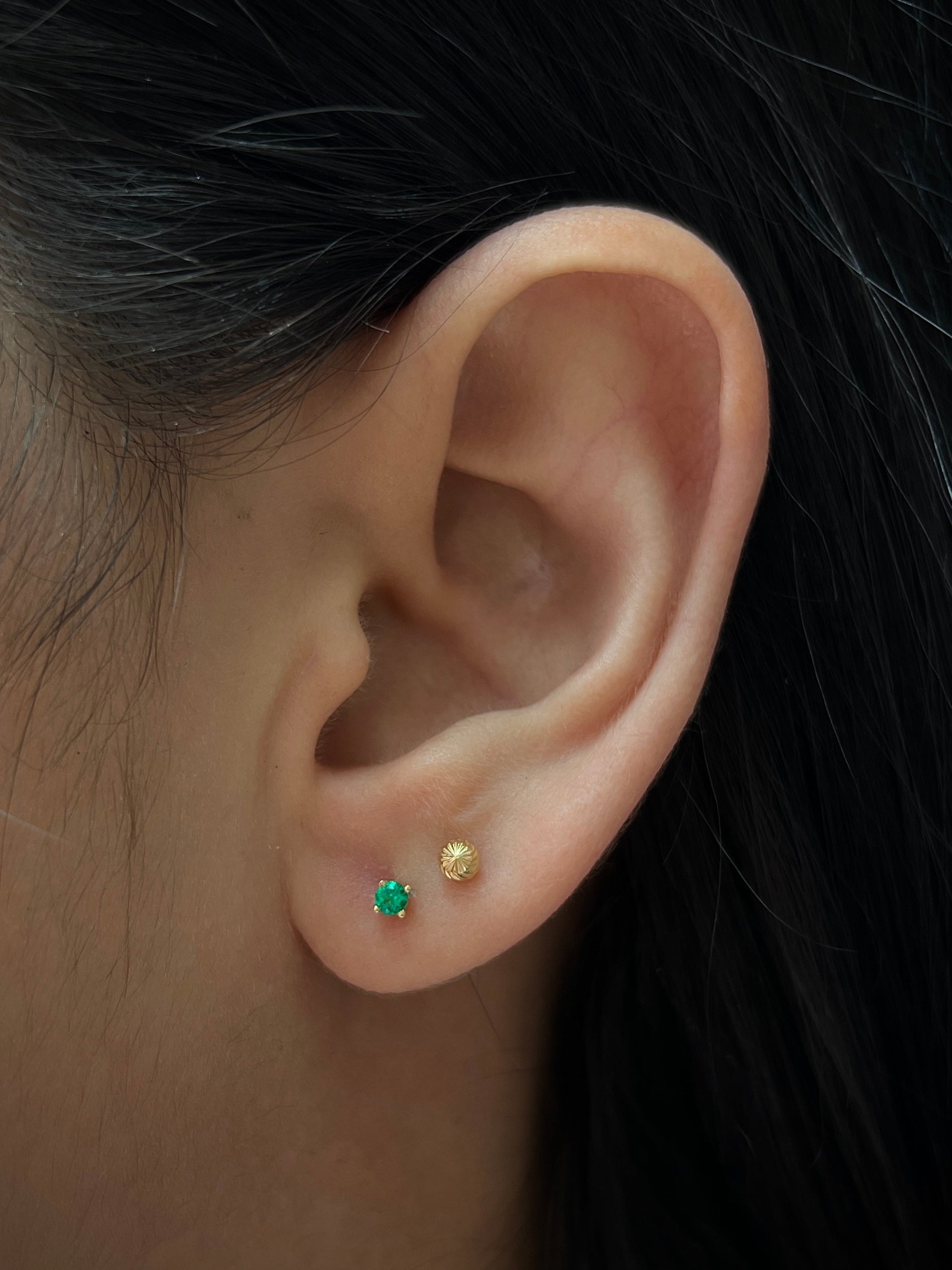 Topos con 13pts de esmeralda 0.5gr / Largo 0,2cm / Oro Amarillo (Joya) B