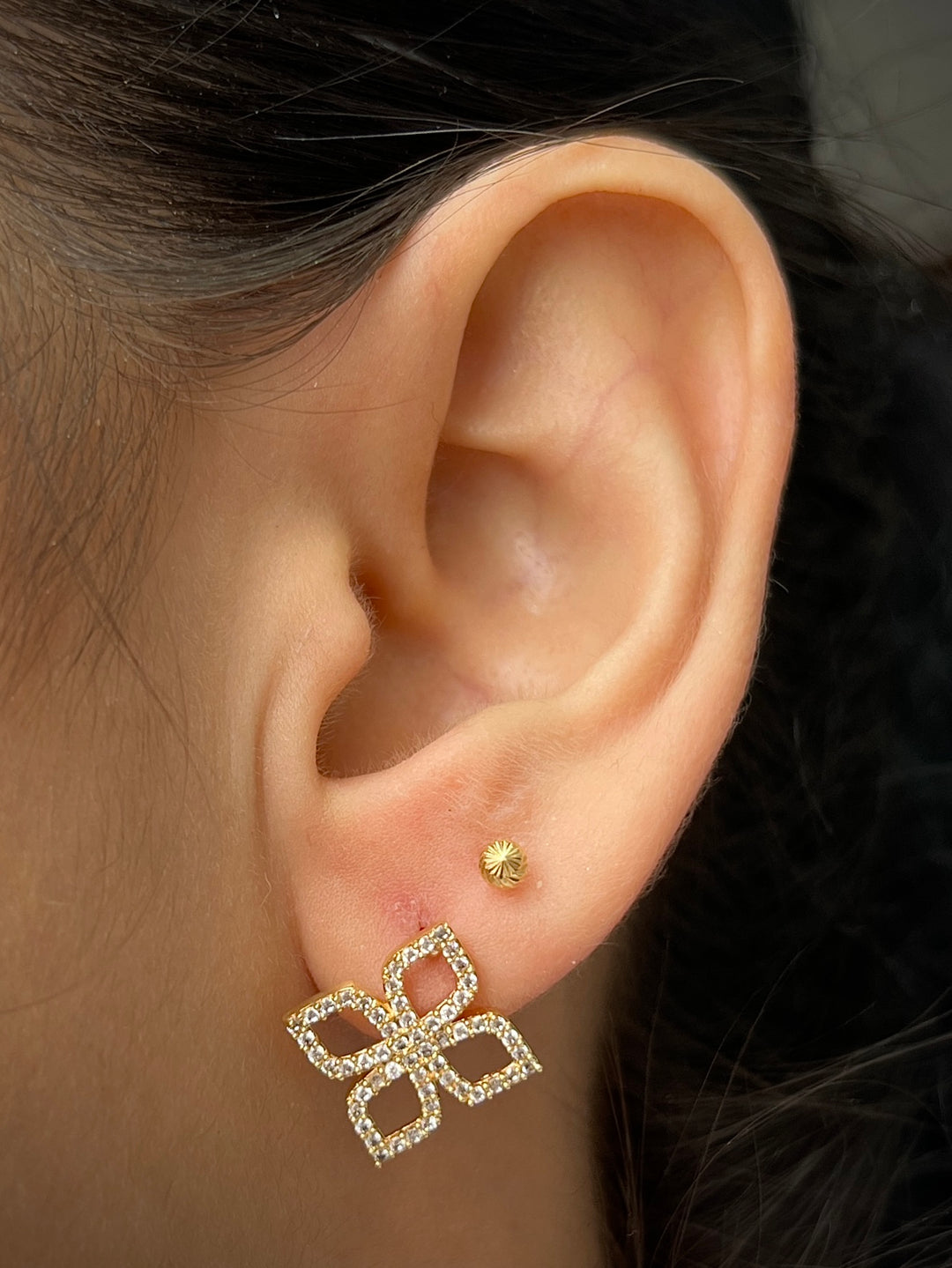 Topos de flor con swarovksi blanco 2.6gr / Largo 1 cm — Oro Amarillo