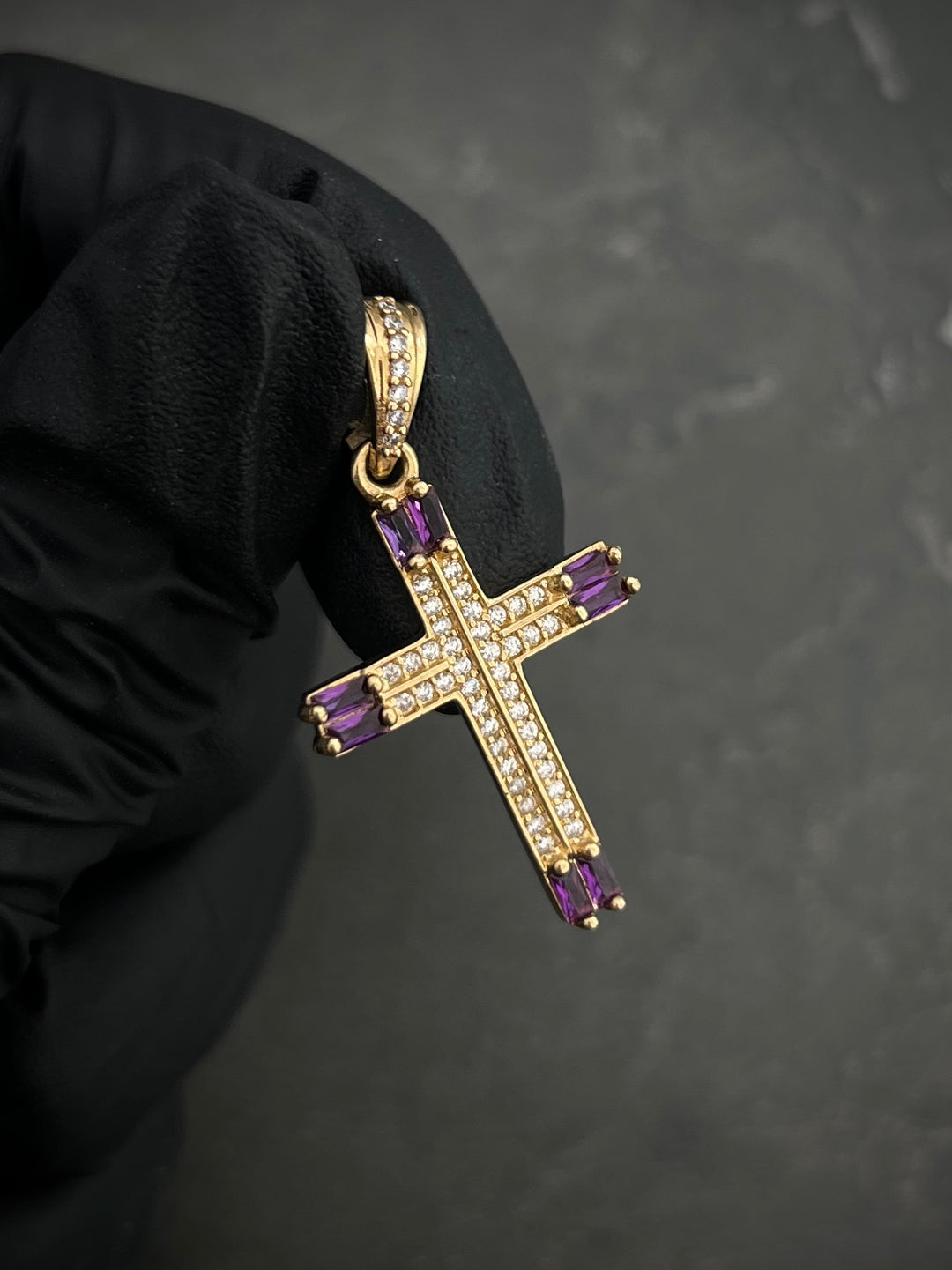 Dije cruz con swarovki morado y blanco 3.05gr / Largo 3.5cm — Oro Amarillo