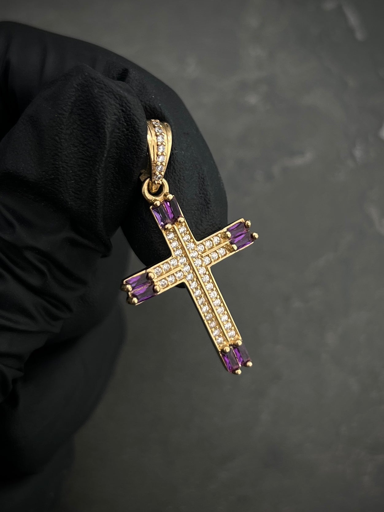 Dije cruz con swarovki morado y blanco 3.05gr / Largo 3.5cm / Oro Amarillo Nac P