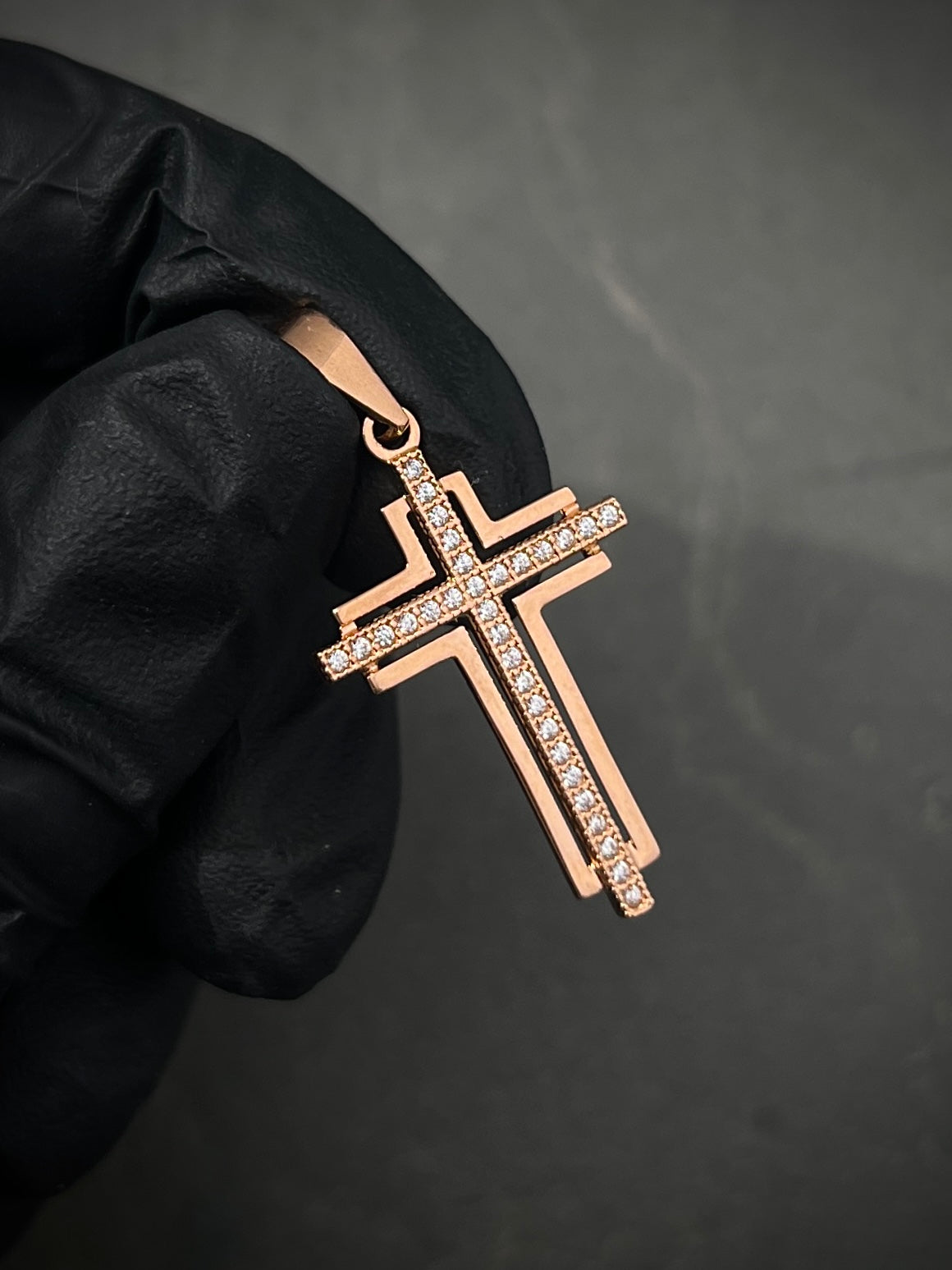 Dije cruz con swarovski blanco 2.1gr / Largo 3.4cm / Oro Rosado Nac B