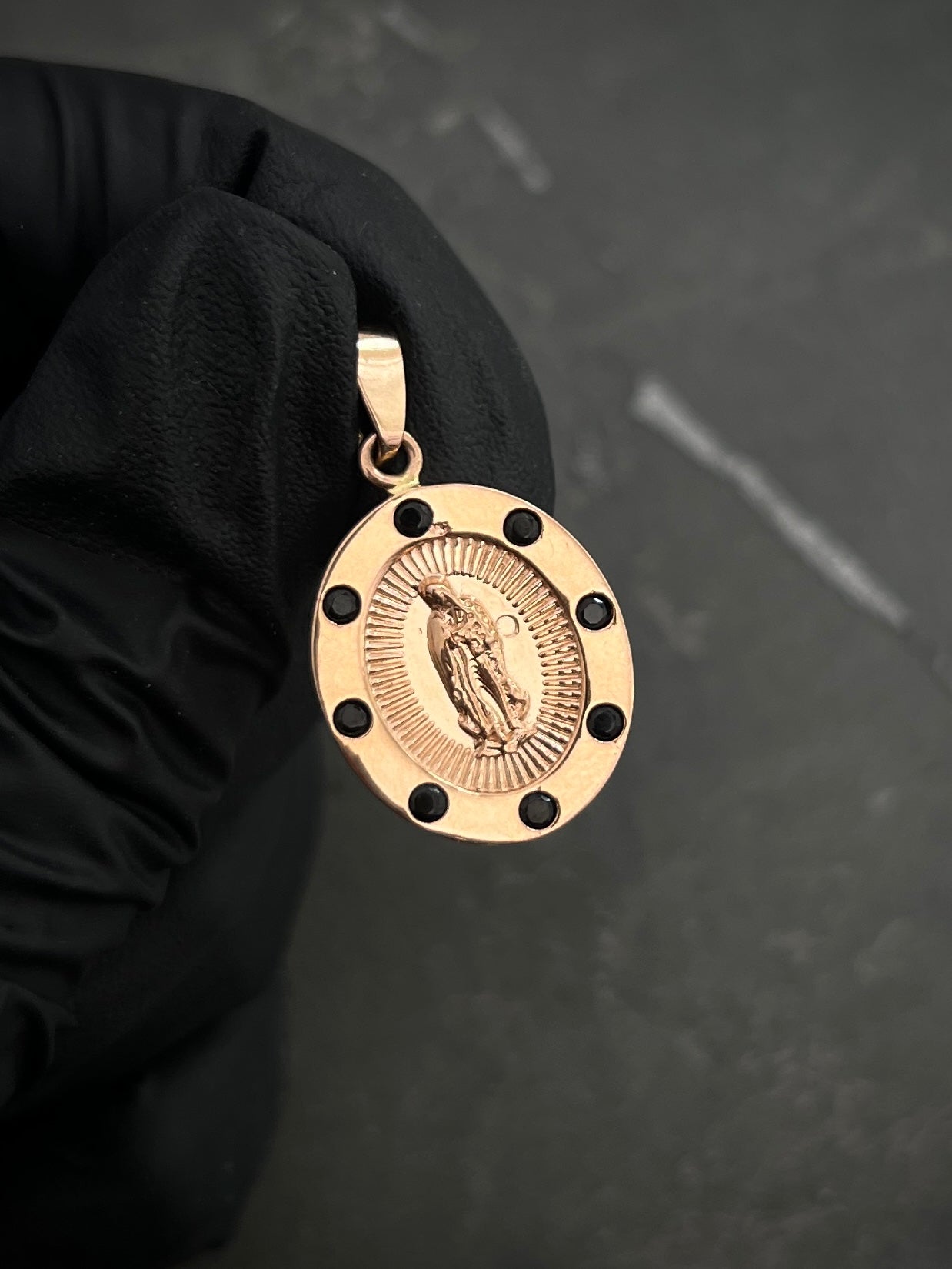 Dije virgen de guadalupe con swarovksi negro 2.55gr / Largo 2.9cm / Oro Rosado Nac P