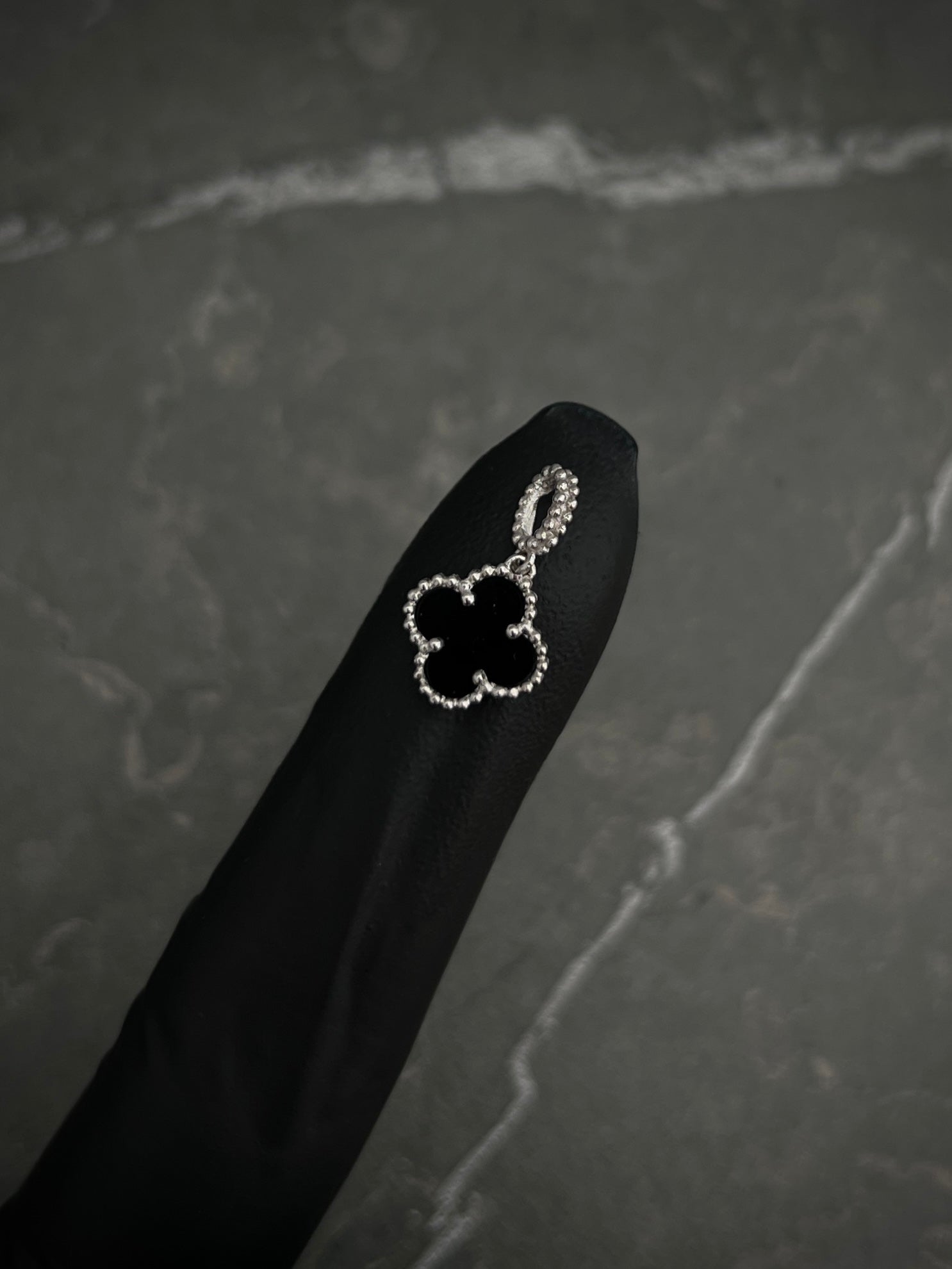 Dije lucky clover negra 0.9gr / Largo 1.5cm / Oro Blanco Nac M