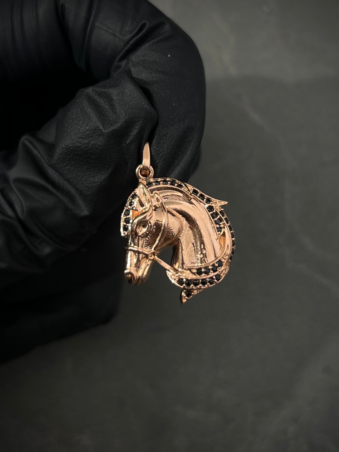 Dije caballo con swarovski negro 4.8gr / Largo 2.2cm / Oro Rosado Nac B