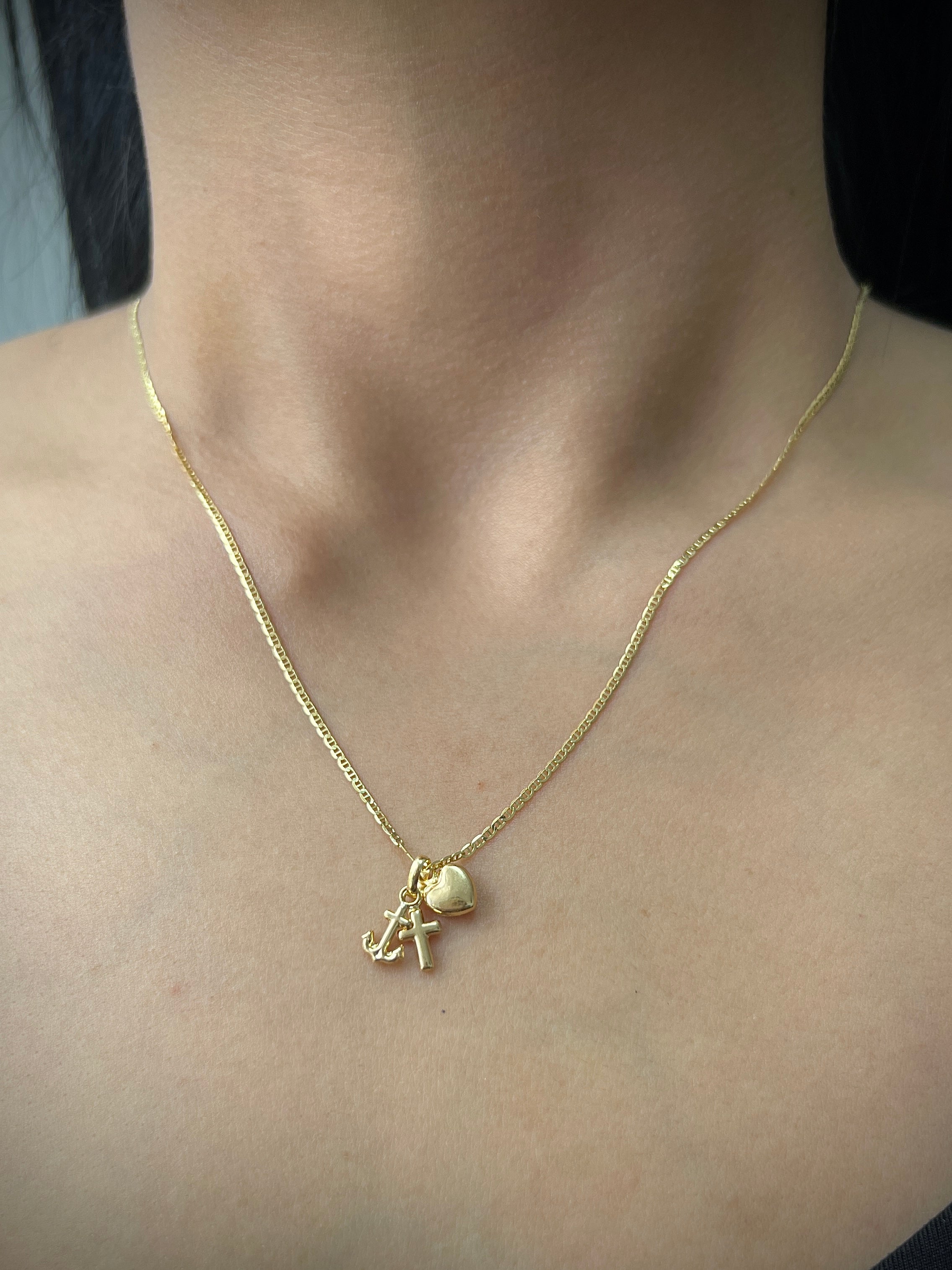 Dije de las tres gracias 0.55gr / Largo 1.5cm / Oro Amarillo Nac B