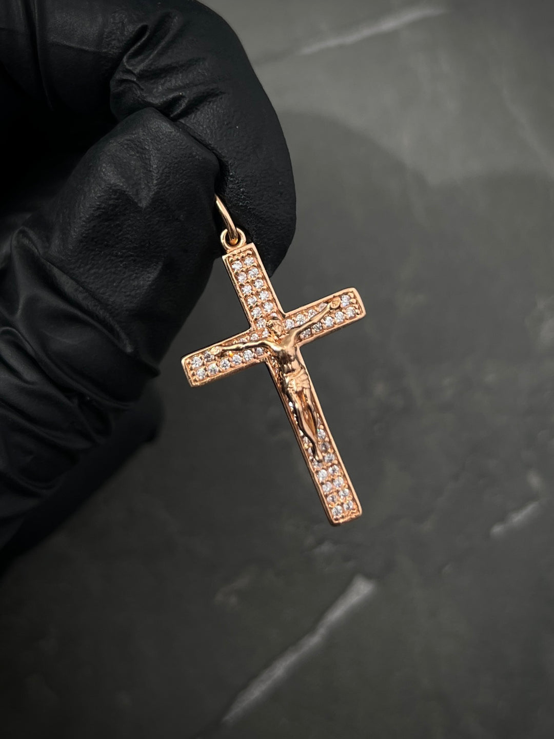 Dije cruz con swarovski blanco 2.5gr / Largo 3.5cm — Oro Rosado