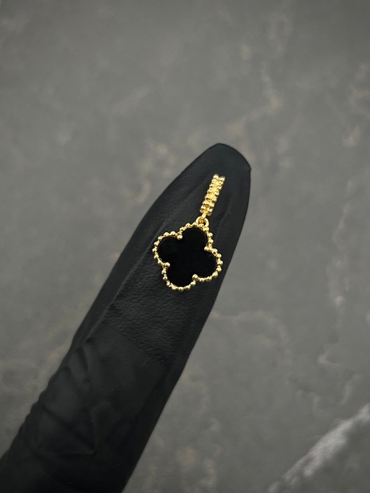 Dije lucky clover piedra negra 1gr / Largo 1.6cm / Oro Amarillo Nac B