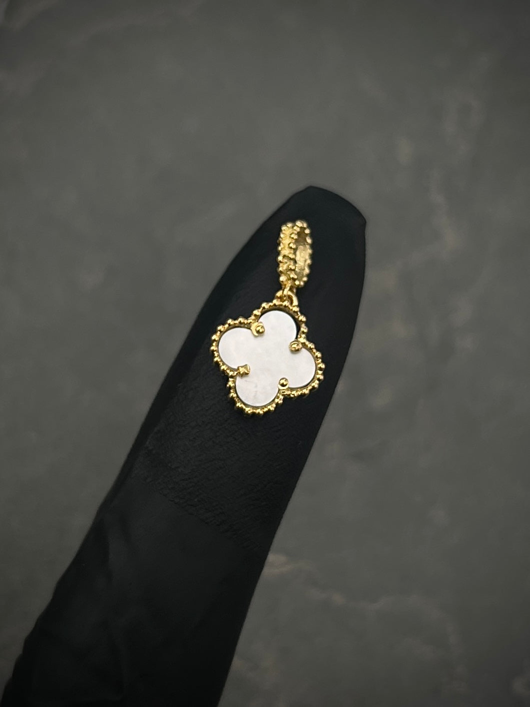Dije lucky clover piedra blanca 1.05gr / Largo 1.5cm — Oro Amarillo