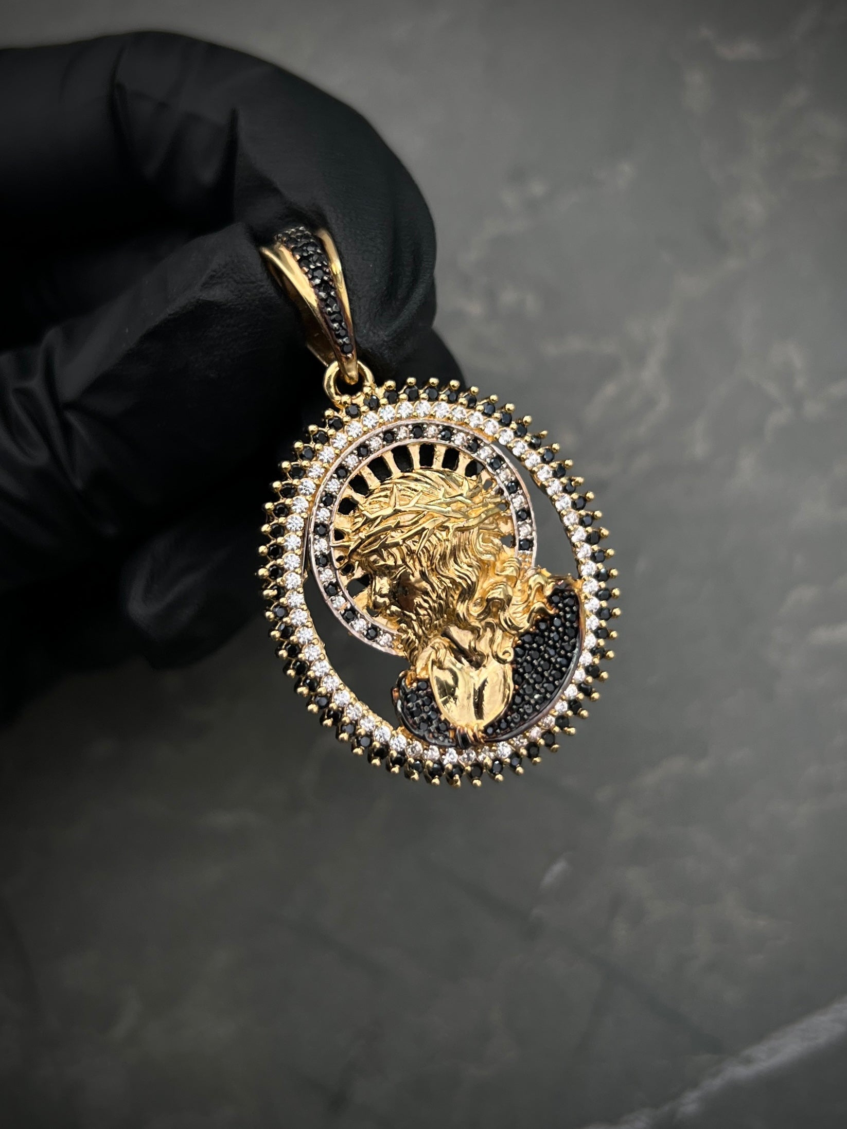 Dije de jesus con swarovski blanco y negro 11.35gr / Largo 4.5cm / Oro Amarillo Nac M