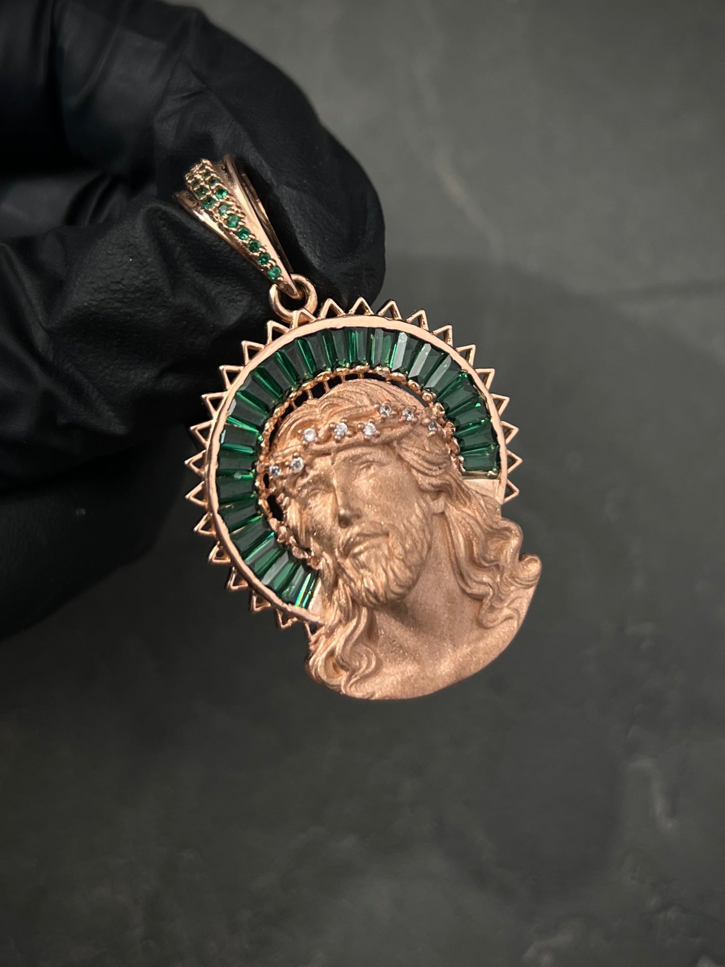 Dije jesus con swarovski verde 8.35gr / Largo 4.5cm / Oro Rosado Nac B