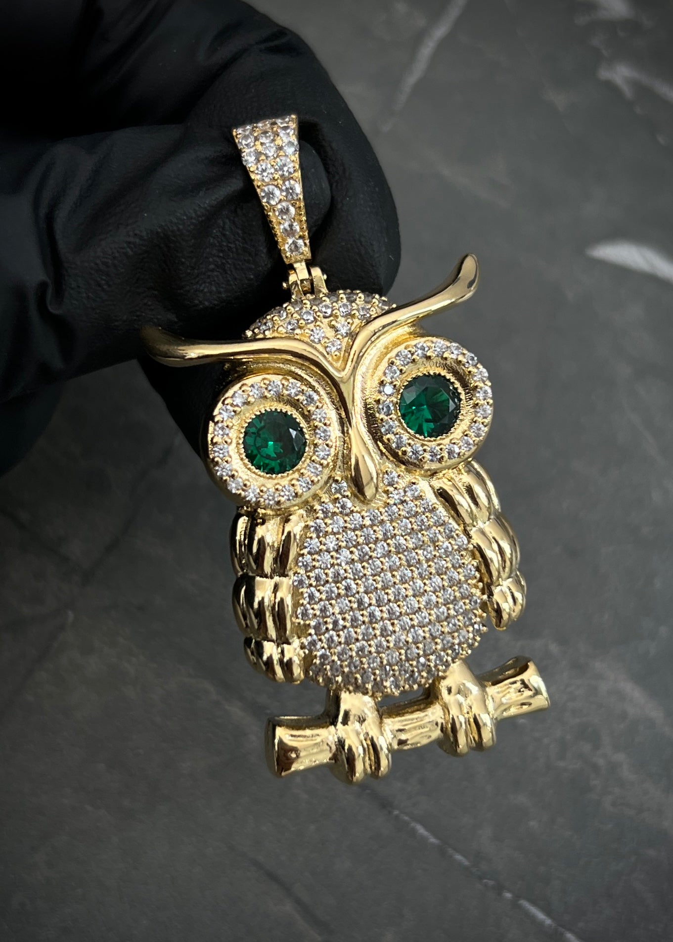 Dije de buho con swarovski verde y blanco 23.5gr / Largo 5.3cm / Oro Amarillo Nac M