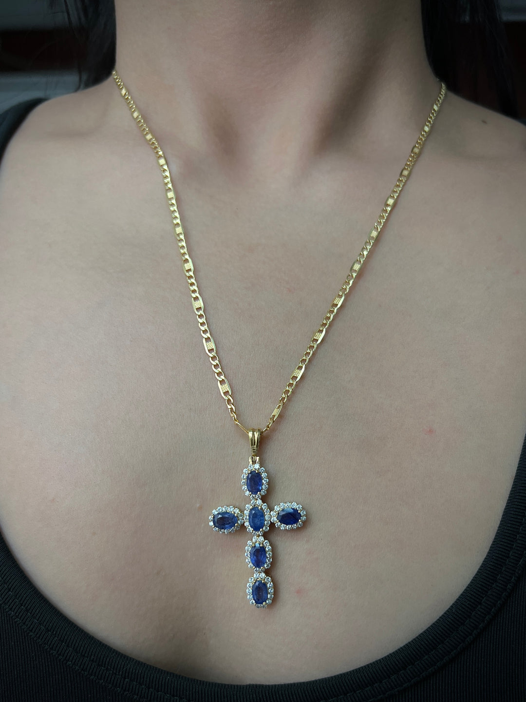 Dije De Cruz Con 402Pts de Zafiros Y 89pts Diamanttes Blancos 6.6gr / Largo 4.3cm — Oro Amarillo